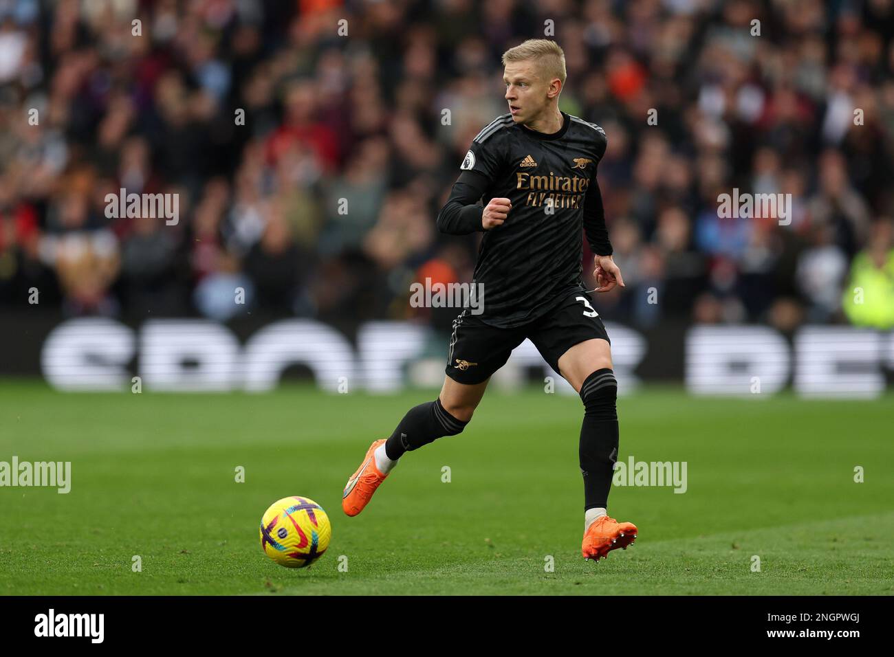 Birmingham, Großbritannien. 18. Februar 2023. Oleksandr Zinchenko von Arsenal in Aktion. Spiel der Premier League, Aston Villa gegen Arsenal im Villa Park in Birmingham am Samstag, den 18. Februar 2023. Dieses Bild darf nur zu redaktionellen Zwecken verwendet werden. Nur redaktionelle Verwendung, Lizenz für kommerzielle Verwendung erforderlich. Keine Verwendung bei Wetten, Spielen oder Veröffentlichungen von Clubs/Ligen/Spielern. Bild von Andrew Orchard/Andrew Orchard Sportfotografie/Alamy Live News Kredit: Andrew Orchard Sportfotografie/Alamy Live News Stockfoto