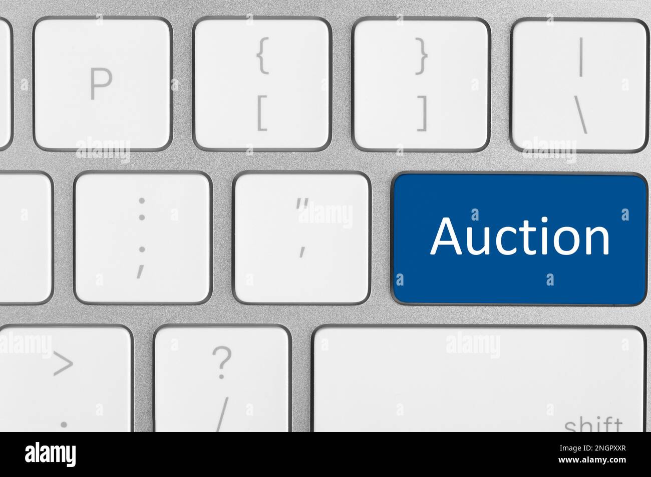 Moderne Computertastatur mit Wort Auktion auf Taste, Draufsicht Stockfoto
