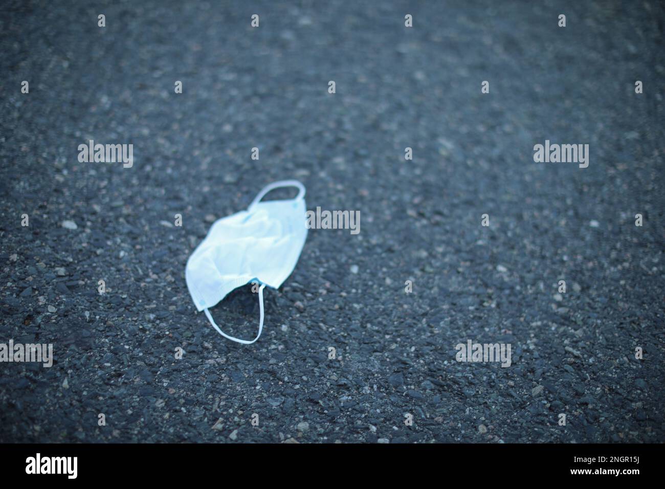 Müll auf der Straße zeigt Umweltprobleme Stockfoto