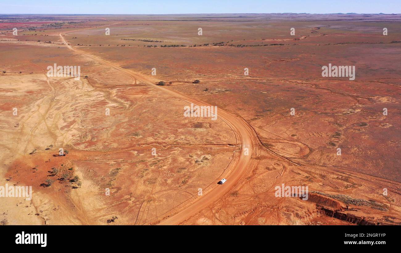 Fahrt durch das Wüstenland Australiens im Outback. Stockfoto