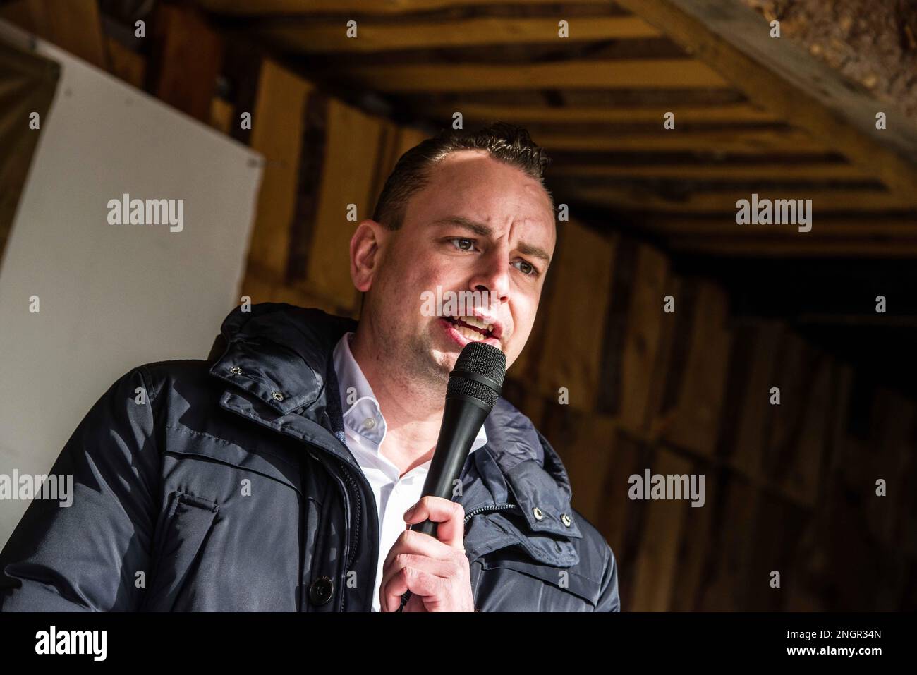 München, Bayern, Deutschland. 18. Februar 2023. Benjamin Nolte von der AfD. In Zusammenarbeit mit JÃ¼rgen ElsÃ¤sser (Juergen Elsaesser) vom Magazin extreme-Right Compact führte die Alternative für Deutschland (Alternative für Deutschland) eine Demonstration durch, bei der Petr Bystron und andere gegen die von ihnen als Anti-Putin-Politik wahrgenommene Politik in Deutschland protestieren. (Kreditbild: © Sachelle Babbar/ZUMA Press Wire) NUR REDAKTIONELLE VERWENDUNG! Nicht für den kommerziellen GEBRAUCH! Stockfoto