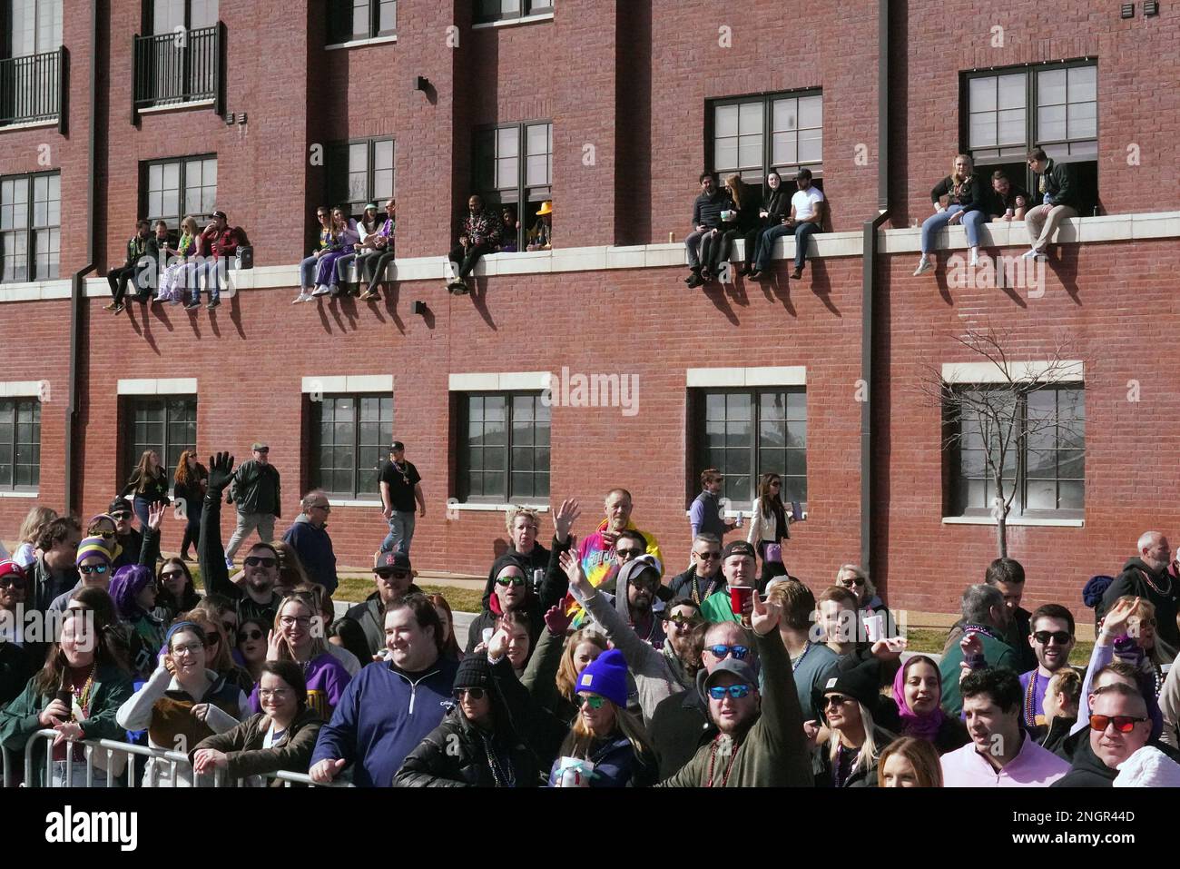 St. Louis, Usa. 18. Februar 2023. Mehrere Paradenbeobachter haben einen besseren Blick, wenn sie vor ihren Fenstern sitzen wie die St. Karten für die Louis Mardi Gras Parade in St. Louis am Samstag, den 18. Februar 2023. Die Temperaturen Mitte der 50er Jahre sorgten für eine große Besucherzahl bei der zweitgrößten Mardi Gras-Parade des Landes. Foto: Bill Greenblatt/UPI Credit: UPI/Alamy Live News Stockfoto