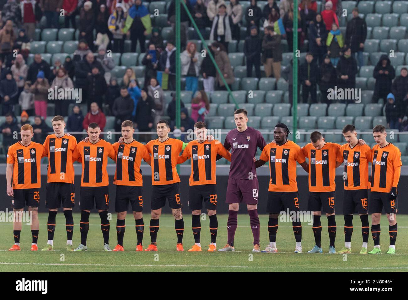 Warschau, Polen. 16. Februar 2023. Shakhtar-Team hält eine Schweigeminute für die Opfer der Erdbeben in der Türkei und Syrien während des 2022/23 1.-teiligen Fußballspiels der UEFA Europa League zwischen Shakhtar Donetsk und dem FC Stade Rennais im Stadion Marshal Jozef Pilsudski Municipal Stadium der Legia Warschau. Endstand: Shakhtar Donetsk 2:1 FC Stade Rennes. (Foto: Mikolaj Barbanell/SOPA Images/Sipa USA) Guthaben: SIPA USA/Alamy Live News Stockfoto