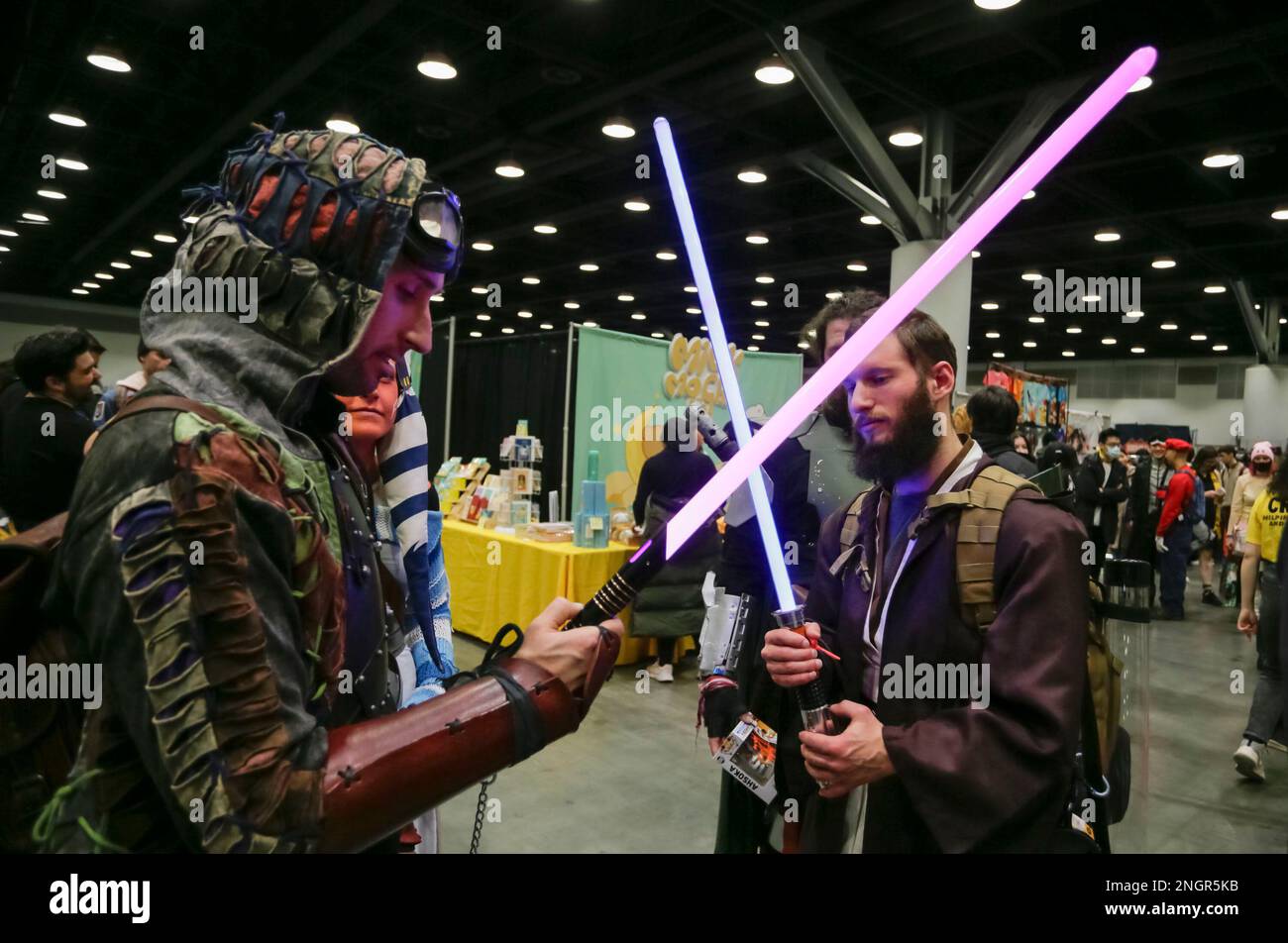 Vancouver, Kanada. 18. Februar 2023. Die Star Wars-Fans untersuchen ihre „Lichtschwerter“ auf der Fan Expo 2023, die am 18. Februar 2023 im Vancouver Convention Centre in British Columbia, Kanada stattfindet. Die Fan Expo 2023 findet vom 18. Bis 20. Februar in Vancouver statt. Kredit: Liang Sen/Xinhua/Alamy Live News Stockfoto