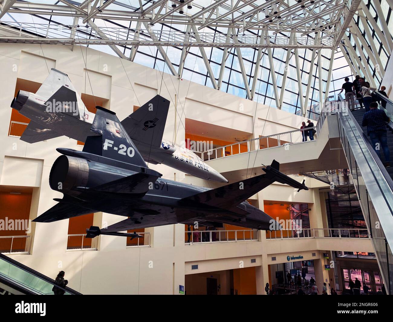 Das California Science Center (ScienCenter) Atrium mit einem F-20 Tigershark-Kampfflugzeug und T-38 Talon-Überschalljet Stockfoto