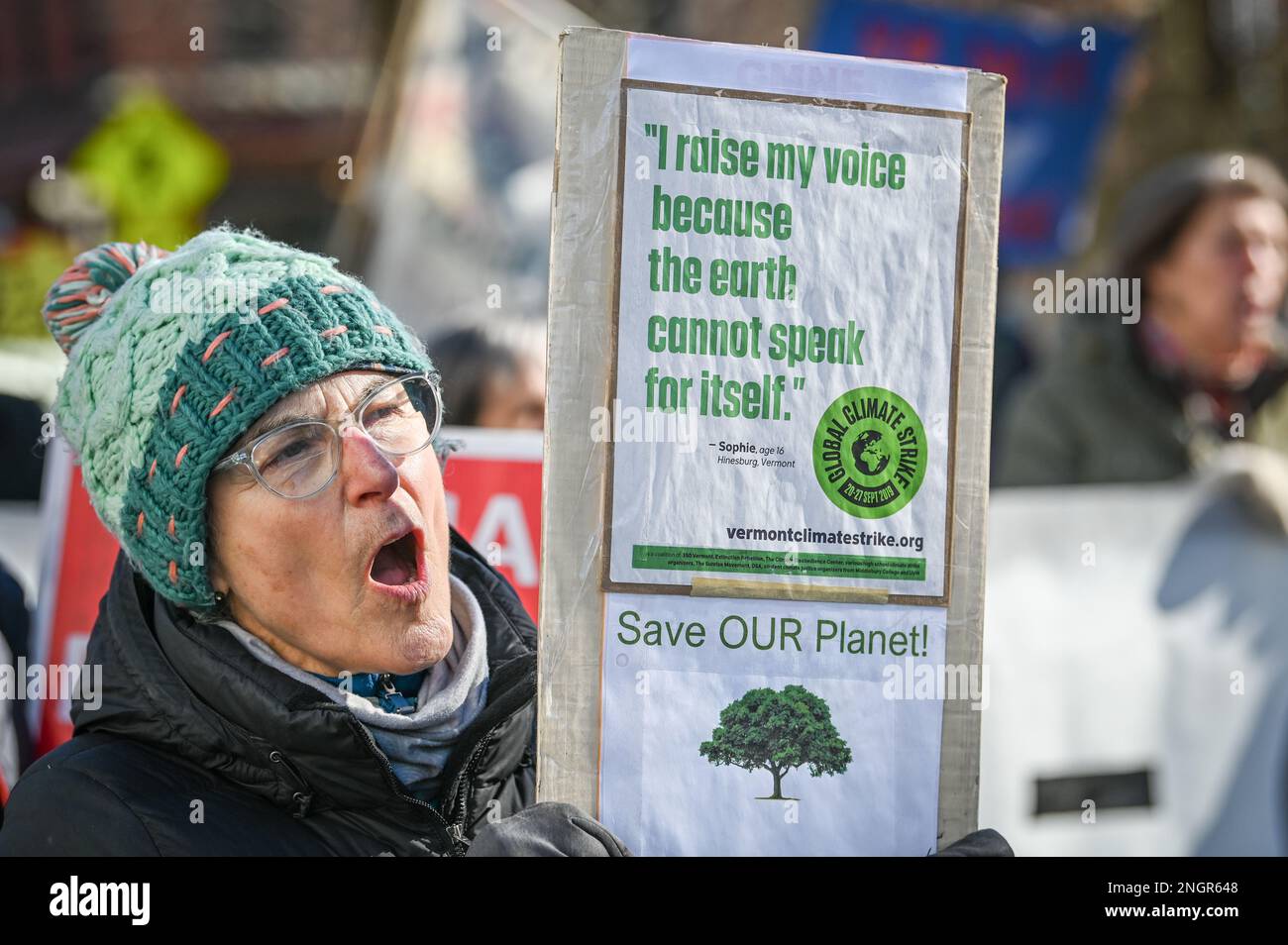 Die Demonstrantin erhebt ihre Stimme bei einem märz, in dem sie Maßnahmen zur Bekämpfung des Klimawandels fordert, Montpelier, VT, USA. Stockfoto