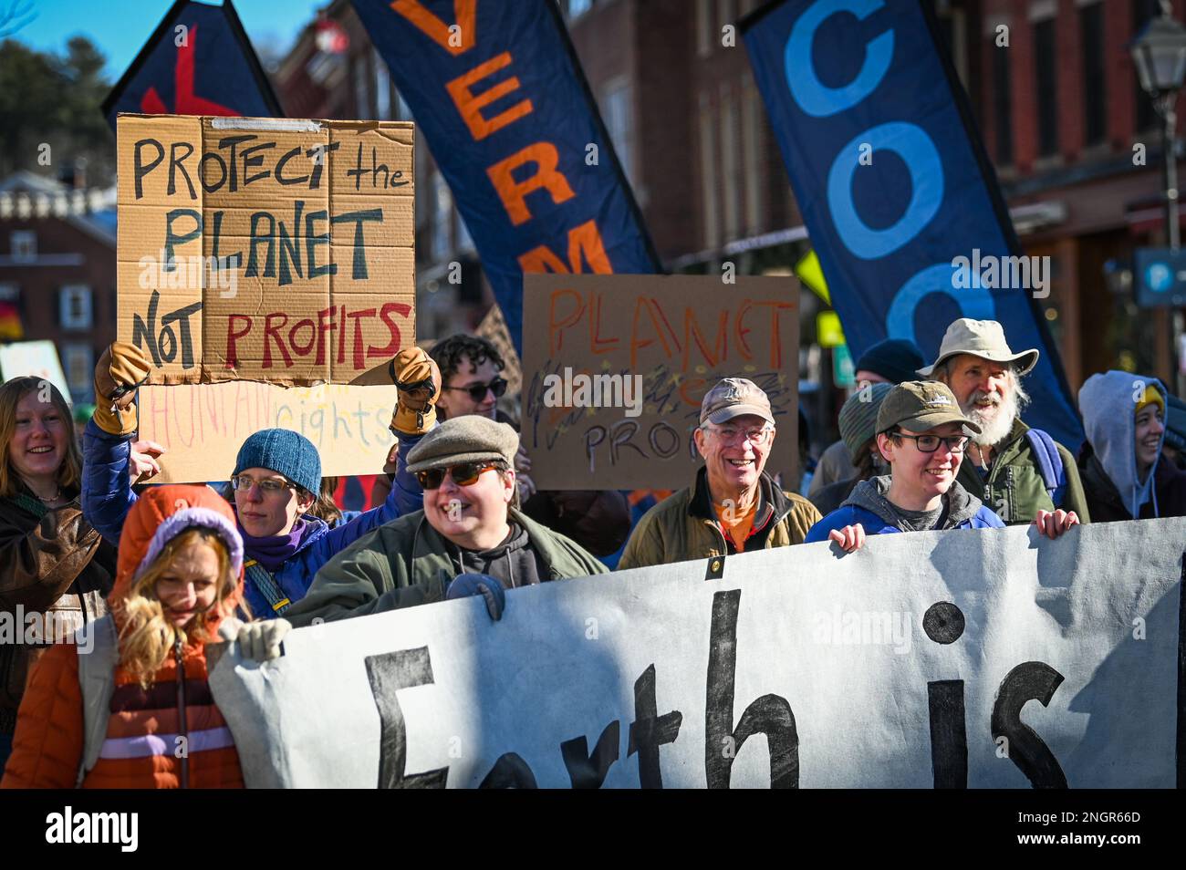Protect the Planet not Profits“-Zeichen während eines märz, in dem Maßnahmen zur Bekämpfung des Klimawandels gefordert werden, Montpelier, VT, USA. Stockfoto