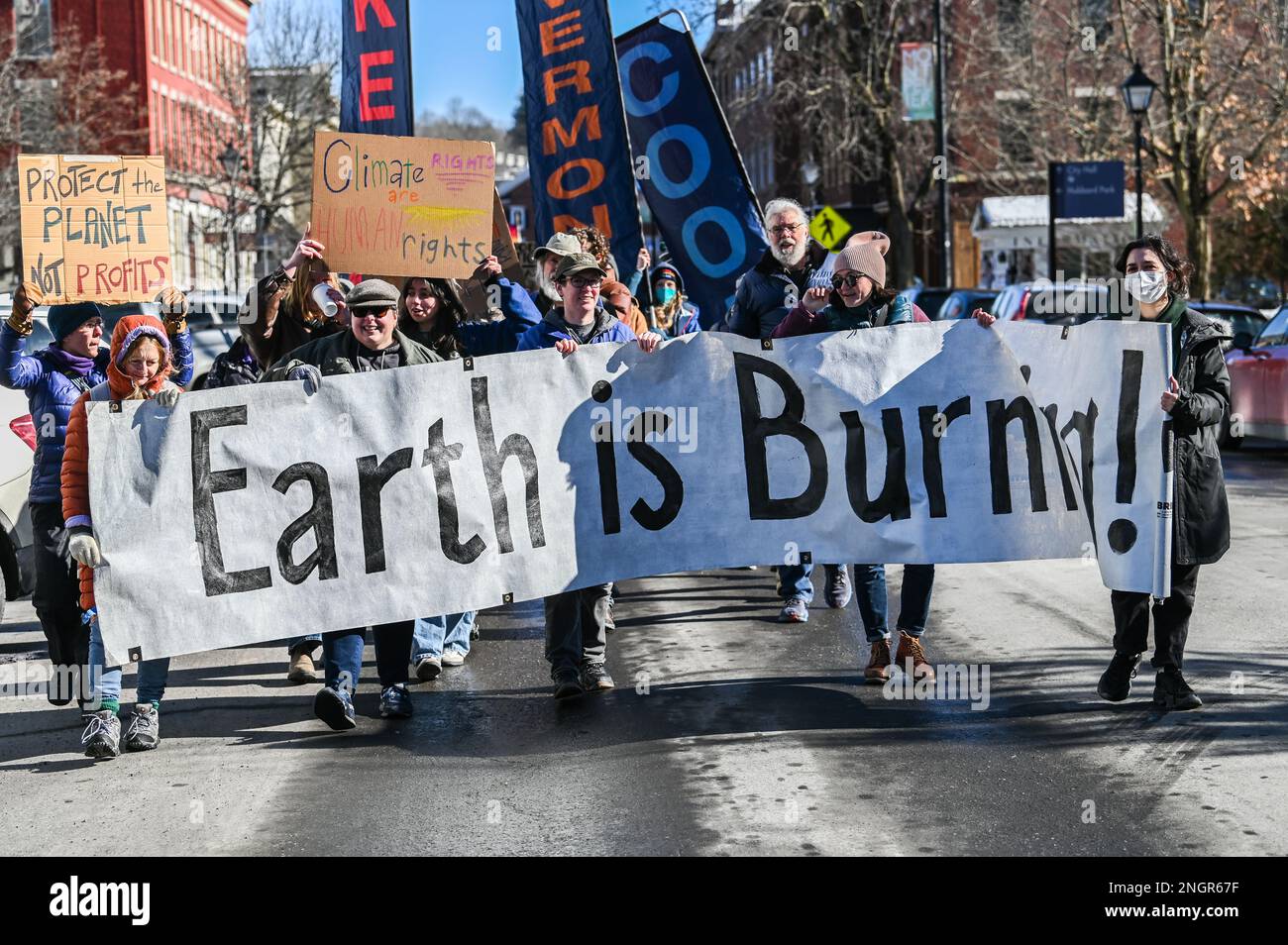 DIE ERDE BRENNT während eines märz, in dem Maßnahmen zur Bekämpfung des Klimawandels gefordert werden, Montpelier, VT, USA. Stockfoto