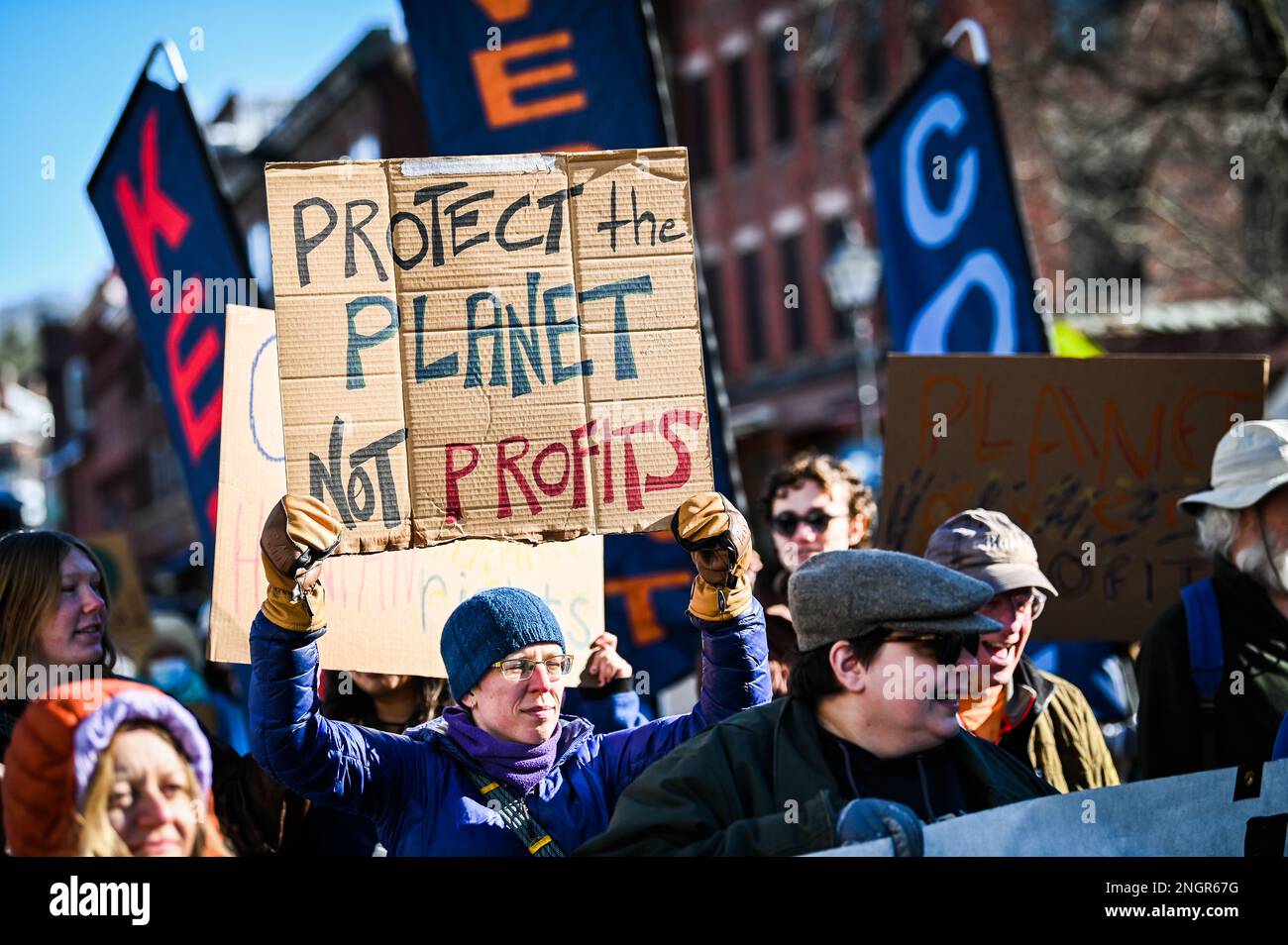 Protect the Planet not Profits“-Zeichen während eines märz, in dem Maßnahmen zur Bekämpfung des Klimawandels gefordert werden, Montpelier, VT, USA. Stockfoto