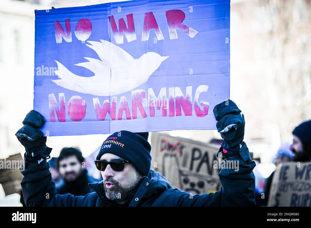 Antiwar-Erklärung auf einem märz, in dem Maßnahmen zur Bekämpfung des Klimawandels gefordert werden, Montpelier, VT, USA. Stockfoto