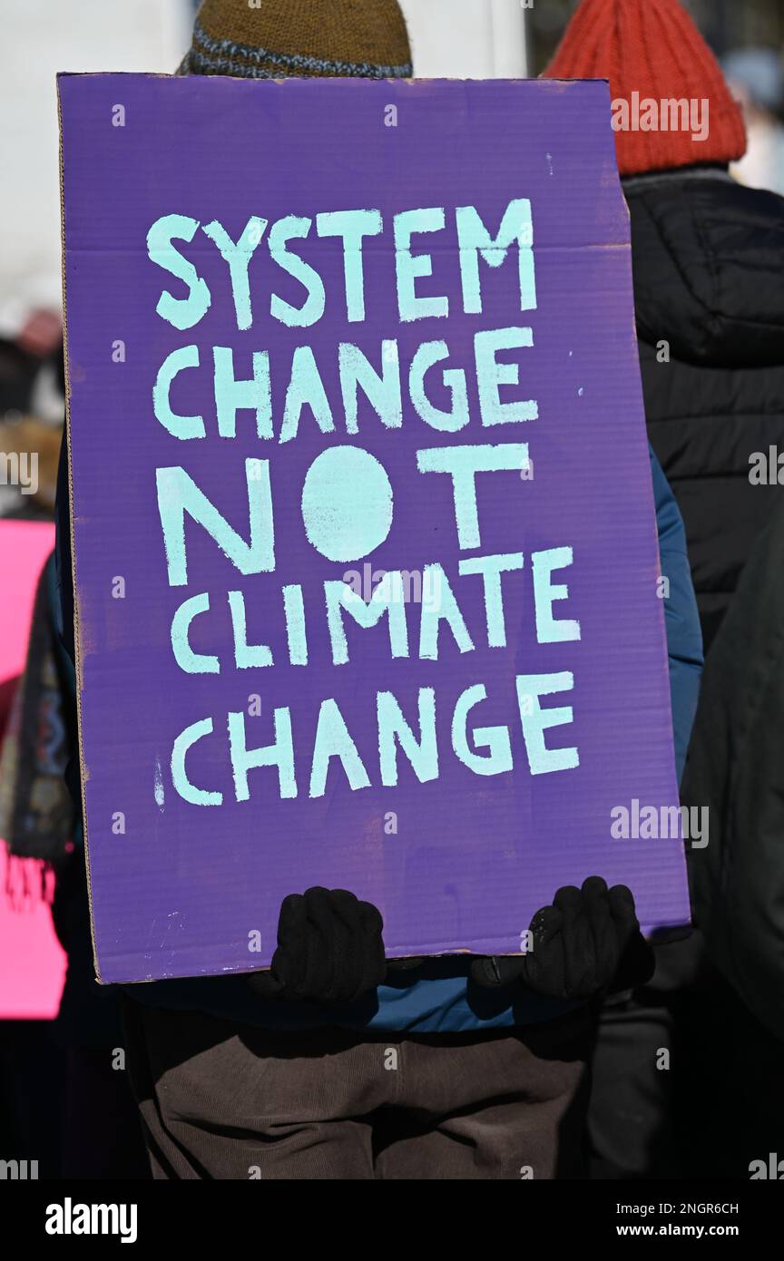 Systemänderung nicht Klimawandel Zeichen auf einem märz, in dem Maßnahmen zur Bekämpfung des Klimawandels gefordert werden, Montpelier, VT, USA. Stockfoto