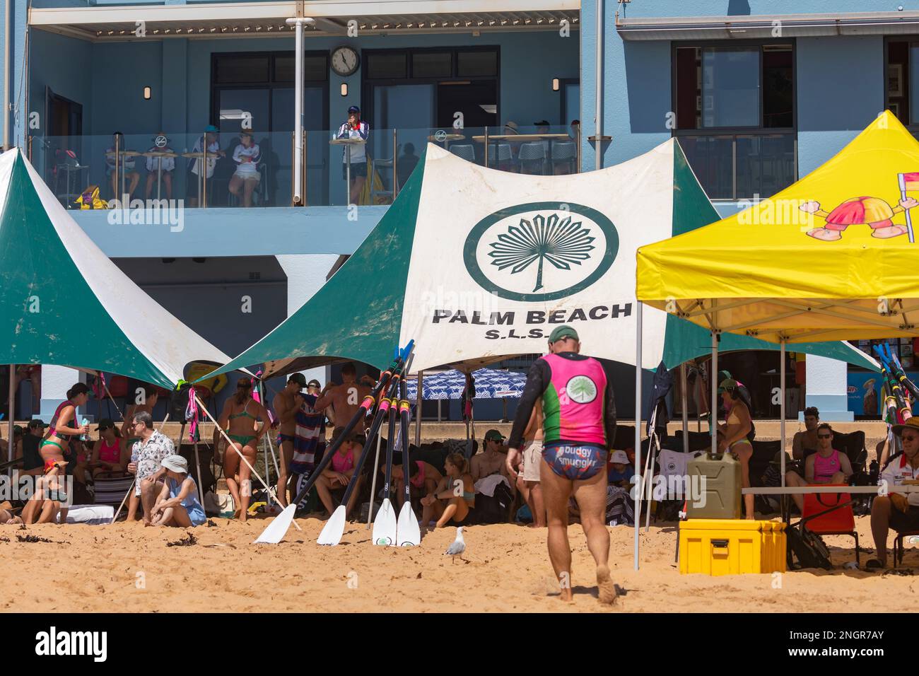 Traditionelles Surfbootrennen am Collaroy Beach in Sydney, Sommer 2023, NSW, Australien Stockfoto