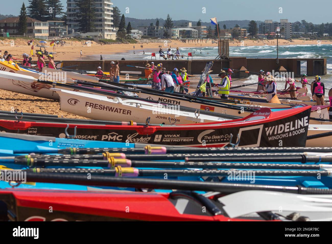 Traditionelles Surfbootrennen am Collaroy Beach in Sydney, Sommer 2023, NSW, Australien Stockfoto