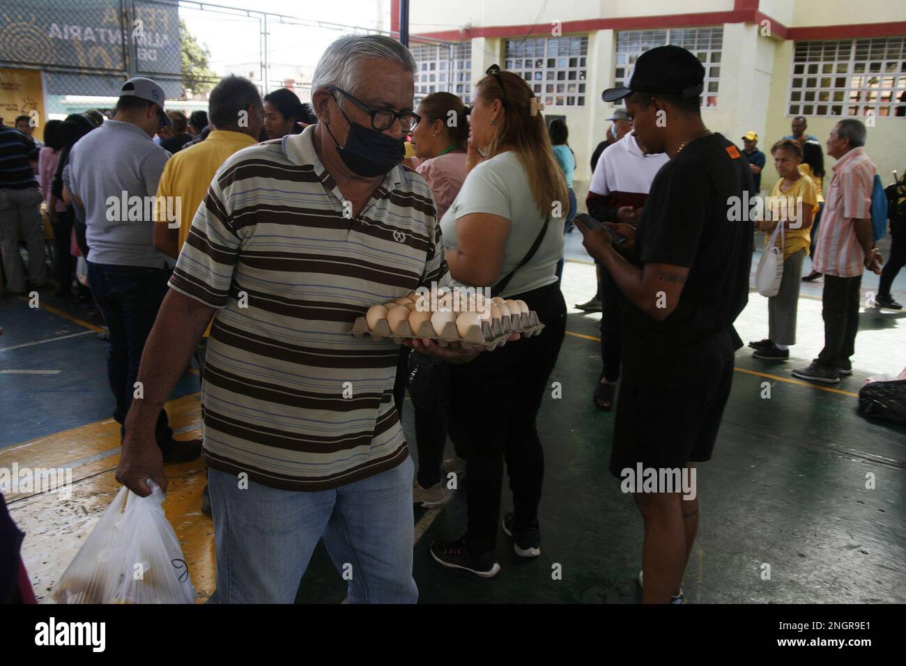 18. Februar 2023: Venezolaner stellen sich zusammen, um Nahrungsmittel zu Solidaritätspreisen zu kaufen. Auf Initiative des Bürgermeisters von Maracaibo Rafael RamÃ-rez Colina, zusammen mit der Direktion Lebensmittel und in Zusammenarbeit mit dem privaten Unternehmen, konnten Hühner und Eier zu niedrigen Kosten gekauft werden. (Kreditbild: © Humberto Matheus/Eyepix via ZUMA Press Wire) NUR REDAKTIONELLE VERWENDUNG! Nicht für den kommerziellen GEBRAUCH! Stockfoto