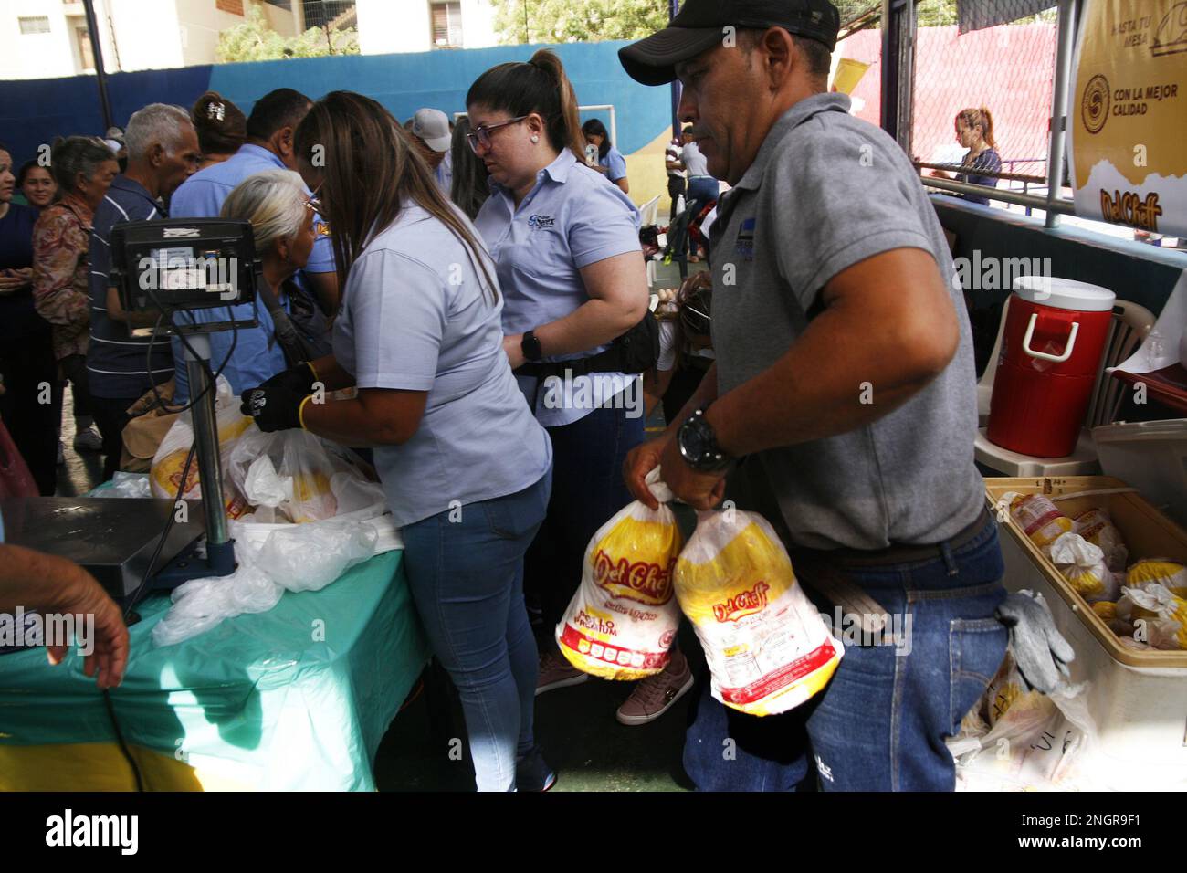 18. Februar 2023: Venezolaner stellen sich zusammen, um Nahrungsmittel zu Solidaritätspreisen zu kaufen. Auf Initiative des Bürgermeisters von Maracaibo Rafael RamÃ-rez Colina, zusammen mit der Direktion Lebensmittel und in Zusammenarbeit mit dem privaten Unternehmen, konnten Hühner und Eier zu niedrigen Kosten gekauft werden. (Kreditbild: © Humberto Matheus/Eyepix via ZUMA Press Wire) NUR REDAKTIONELLE VERWENDUNG! Nicht für den kommerziellen GEBRAUCH! Stockfoto