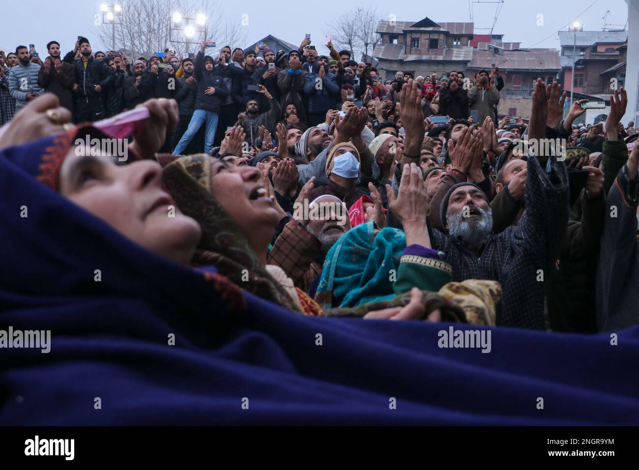 Srinagar, Kaschmir. 19. Februar 2023, Srinagar, Jammu und Kaschmir, Indien: Kaschmirische Muslime beten, wie der Oberpriester, ungesehen, das heilige Relikt zeigt, das vermutlich das Haar vom Bart des Propheten Mohammad sein wird, während besonderer Gebete auf dem islamischen Festival von Shab-e-Miraj am Hazratbal-Schrein in Srinagar. (Kreditbild: © Adil Abbas/ZUMA Press Wire) NUR REDAKTIONELLE VERWENDUNG! Nicht für den kommerziellen GEBRAUCH! Kredit: ZUMA Press, Inc./Alamy Live News Stockfoto