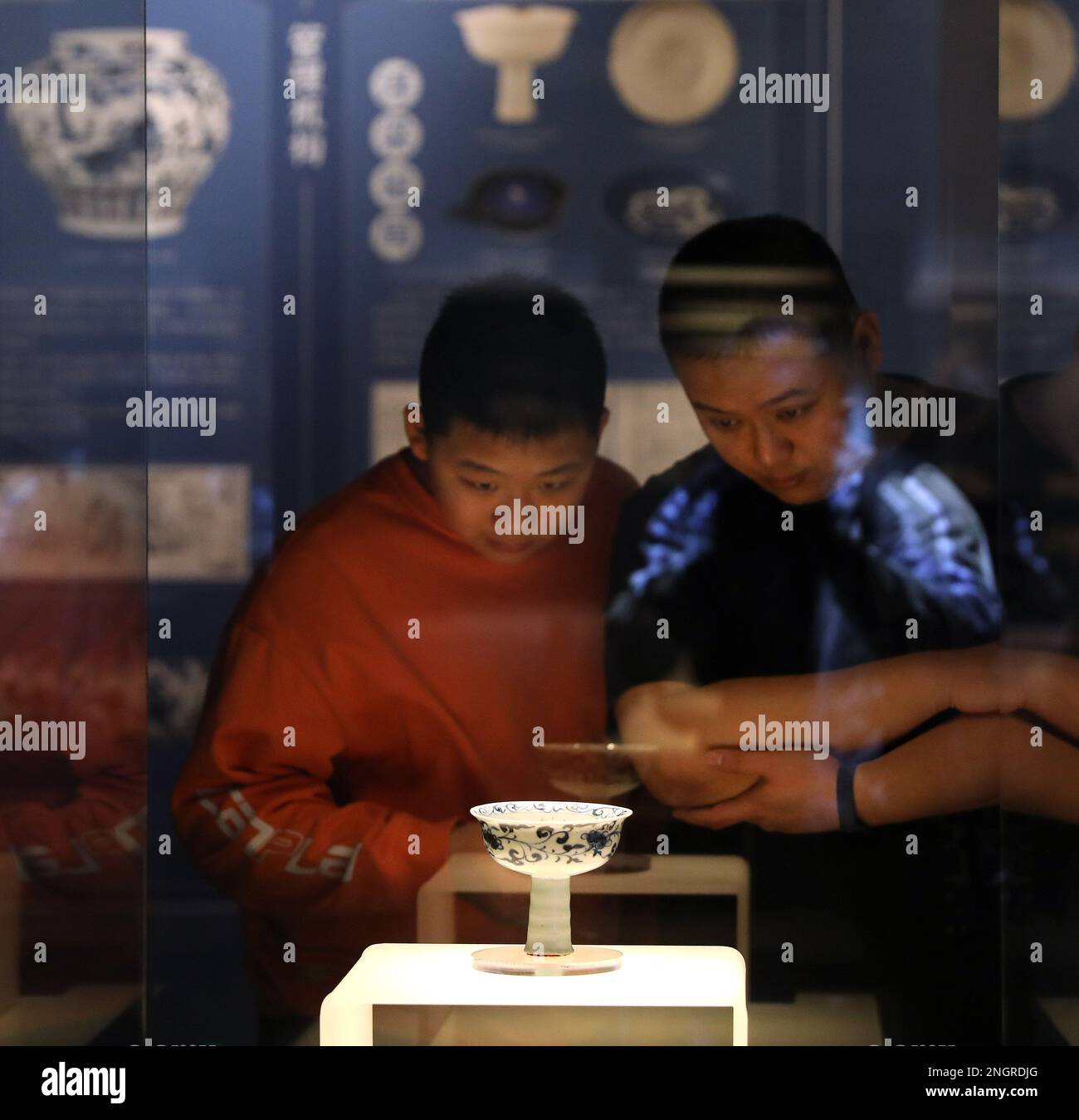 Shenyang, Chinas Provinz Liaoning. 18. Februar 2023. Touristen besuchen das Liaoning Museum in Shenyang, nordöstliche Chinas Provinz Liaoning, 18. Februar 2023. Kredit: Yao Jianfeng/Xinhua/Alamy Live News Stockfoto