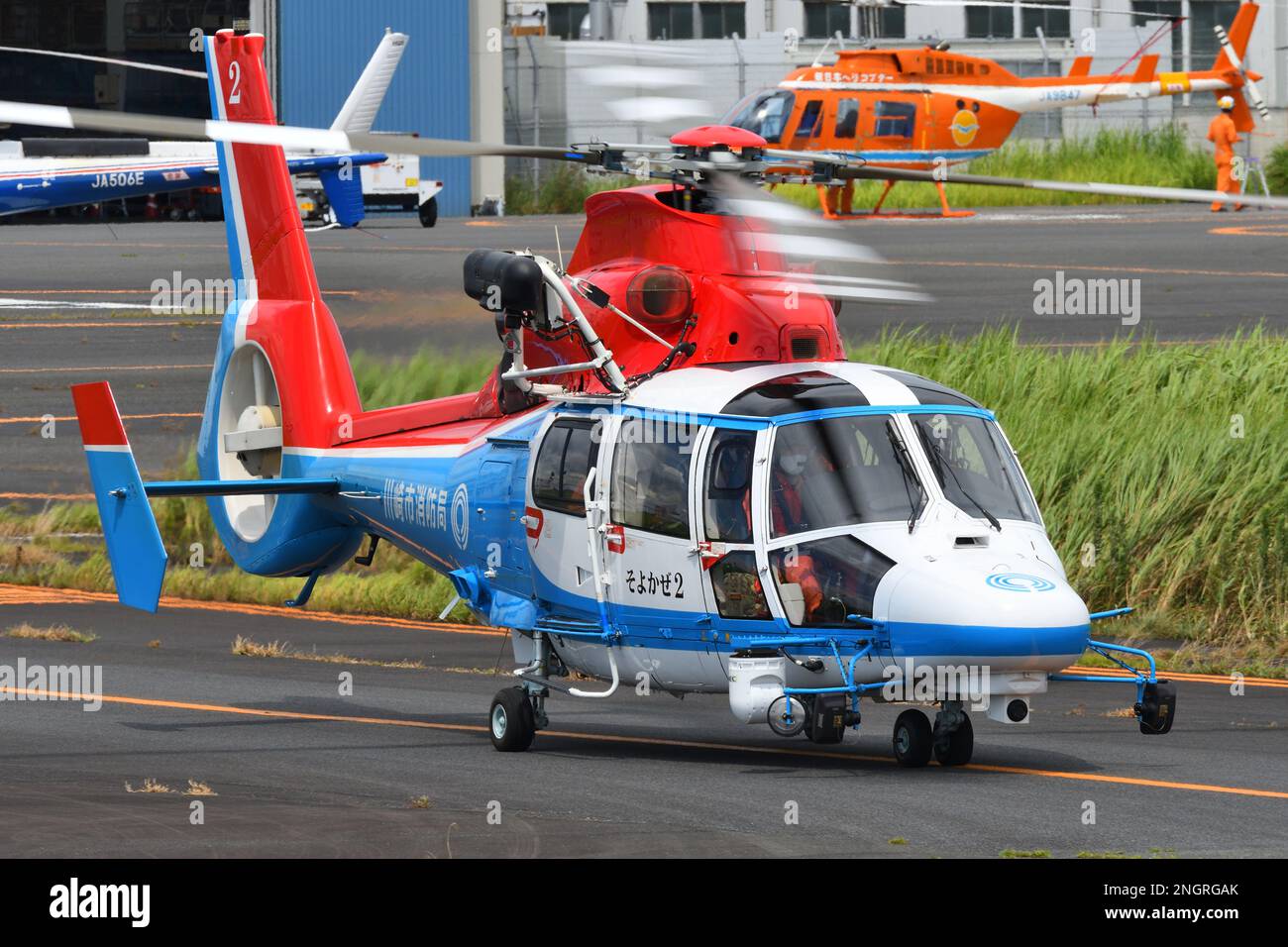 Tokio, Japan - 11. August 2021: Kawasaki City Fire Department Air Corps Airbus Helicopters AS365 Dauphin (JA02KF) Hubschrauber für mittlere Nutzfahrzeuge. Stockfoto