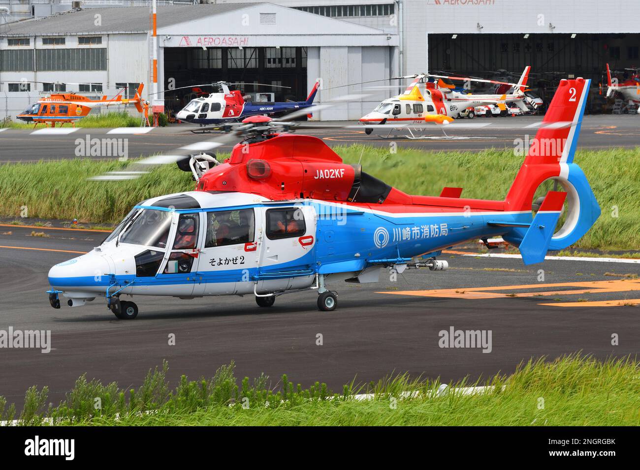 Tokio, Japan - 11. August 2021: Kawasaki City Fire Department Air Corps Airbus Helicopters AS365 Dauphin (JA02KF) Hubschrauber für mittlere Nutzfahrzeuge. Stockfoto