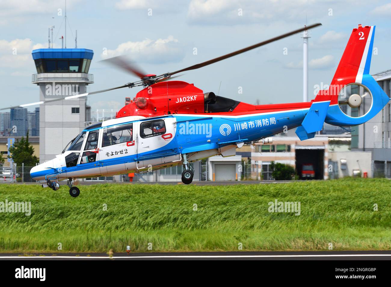 Tokio, Japan - 11. August 2021: Kawasaki City Fire Department Air Corps Airbus Helicopters AS365 Dauphin (JA02KF) Hubschrauber für mittlere Nutzfahrzeuge. Stockfoto