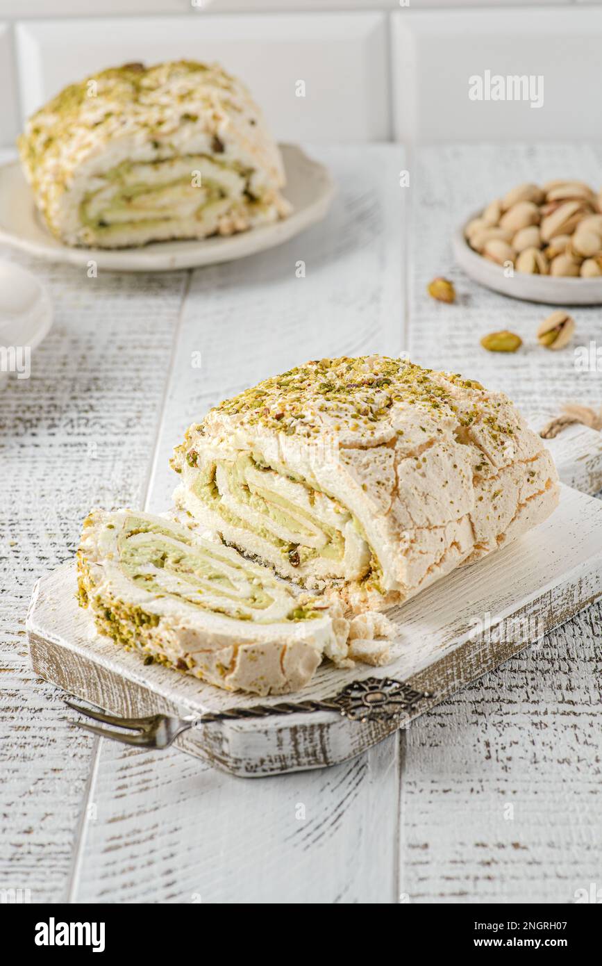 Schweizer Baiser-Brötchen aus Eiweiß und Zucker mit Pistazien