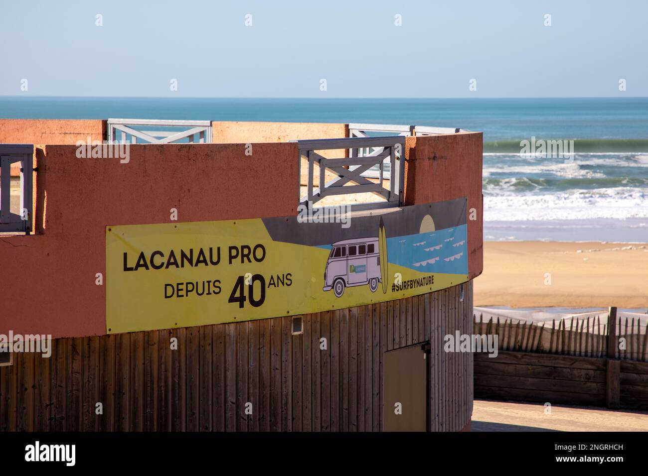 Lacanau , Aquitaine France - 14 02 2023 : lacanau pro Surf by Nature Club Stadt Zeichen Marke und Zeichen Text on Building City of Surfing in frankreich Stockfoto