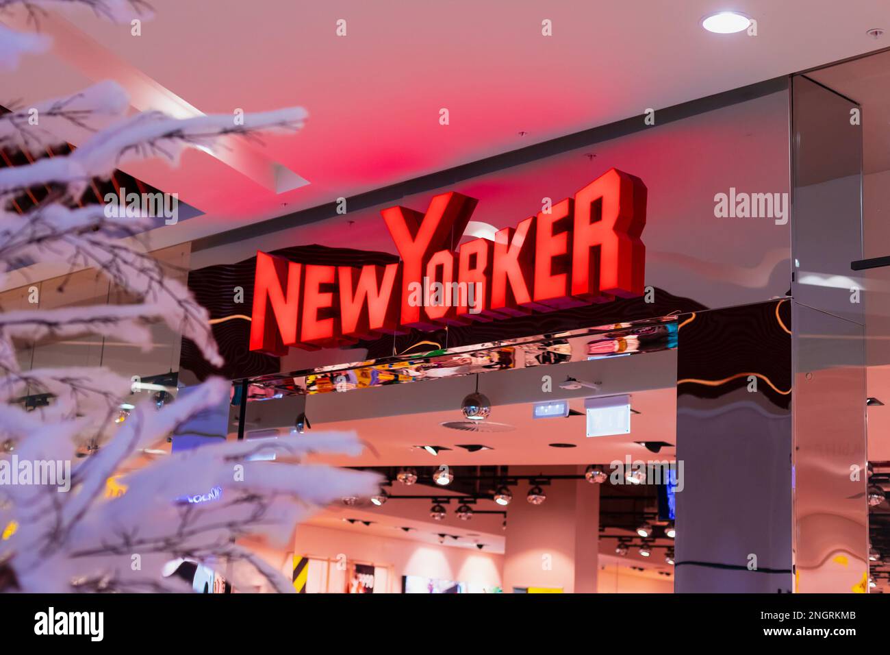 New Yorker - Designerlabel, Neonschild aus nächster Nähe, Eingang zum NewYorker Store in der Einkaufspassage an Neujahr und Weihnachtsfeiertagen. Pavlodar, Kasachstan Stockfoto