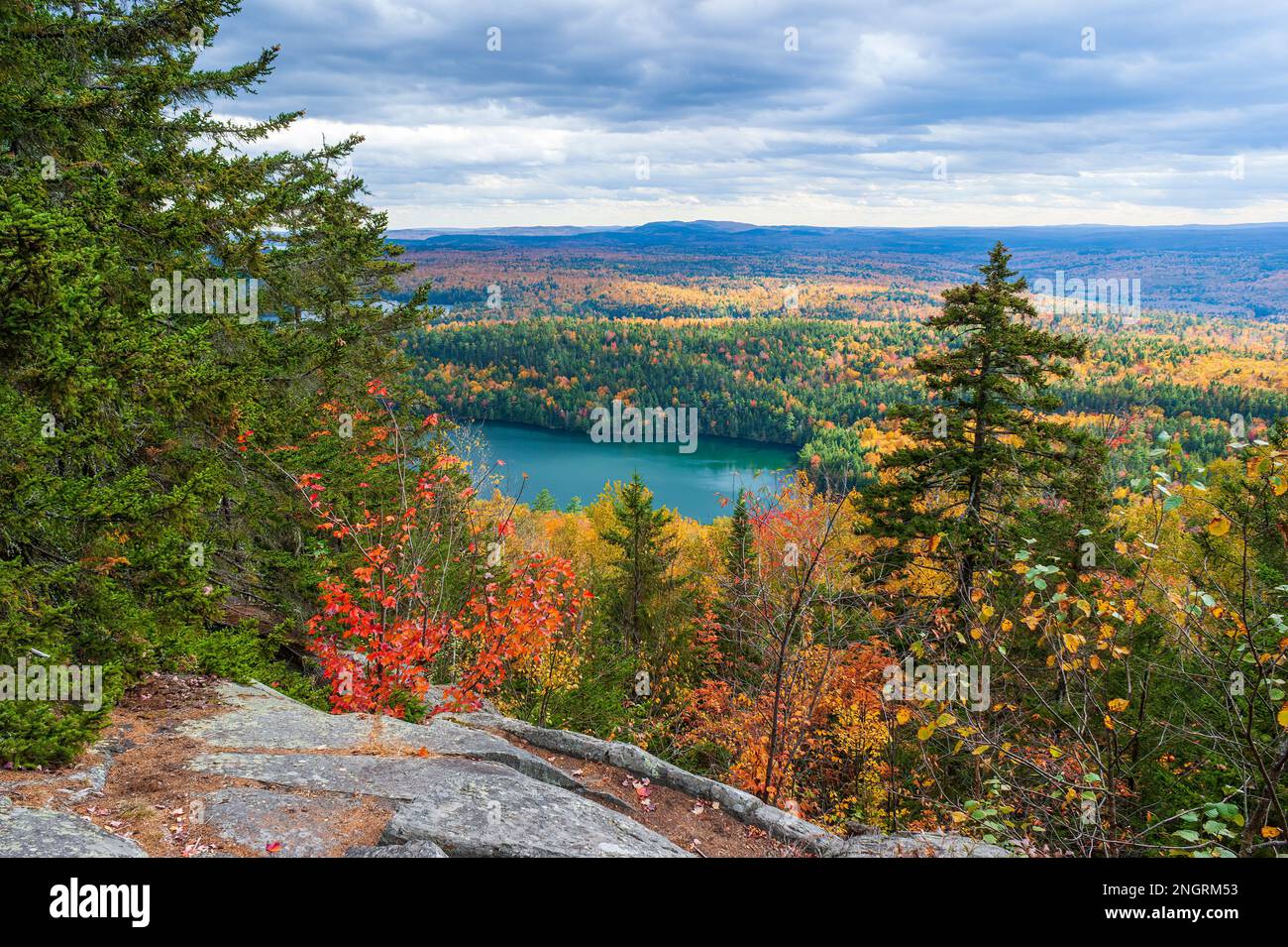 Maine Highlands Landschaft. Little Greenwood Pond - ein Bergsee mit smaragdgrünem Wasser. Mischwald im Hochherbstlaub. Borestone Mountain, Maine. Stockfoto