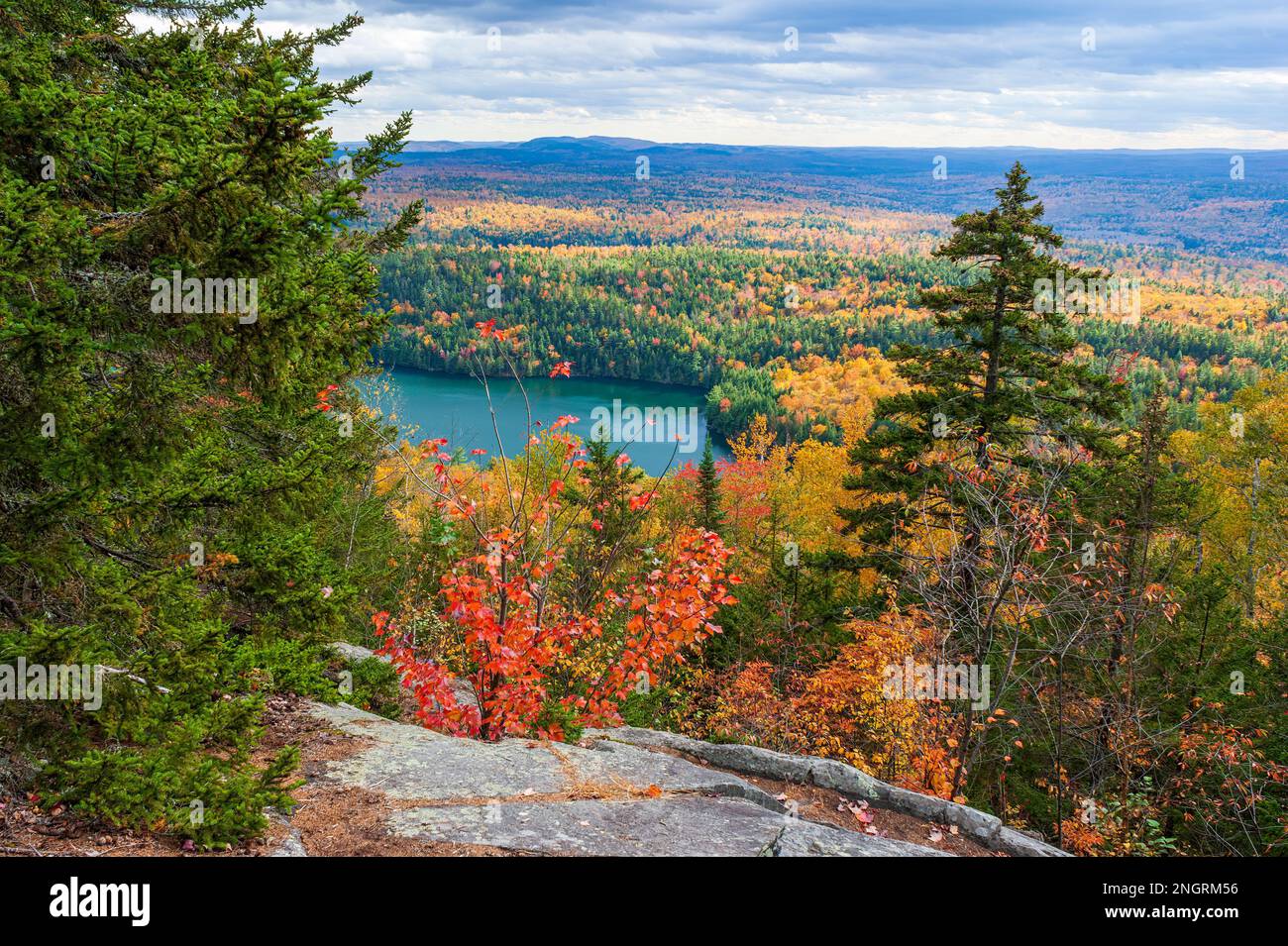 Maine Highlands Landschaft. Little Greenwood Pond - ein Bergsee mit smaragdgrünem Wasser. Mischwald im Hochherbstlaub. Borestone Mountain, Maine. Stockfoto