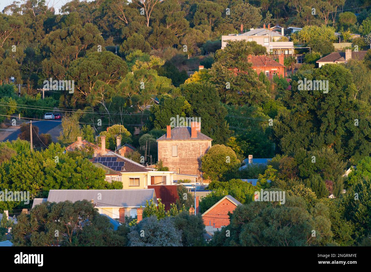 Architektur, Design und Überblick über Landhäuser, Bäume und Vorstadtstraßen in Castlemaine, Australien. Stockfoto