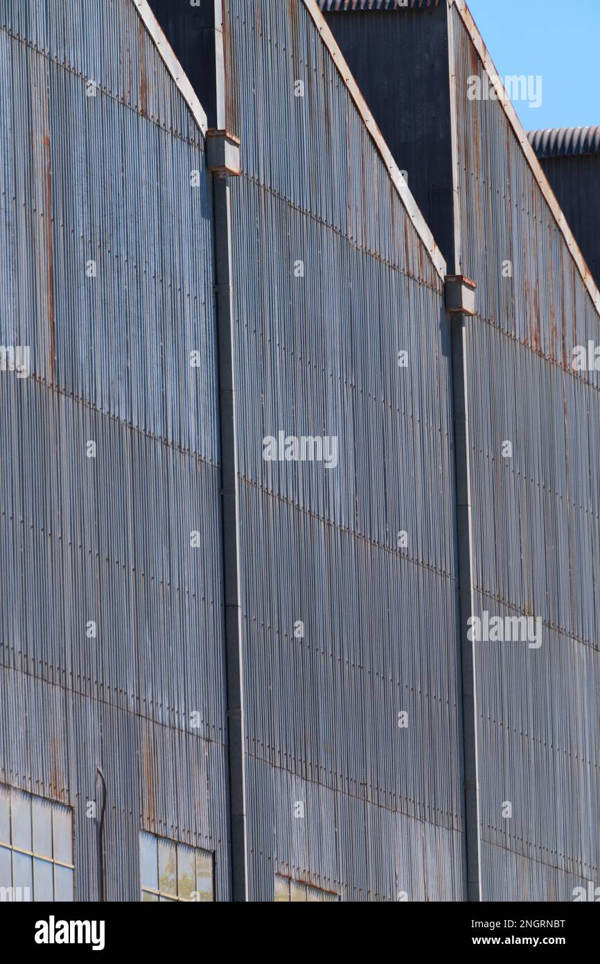 Wand und Dach aus einer Welleisenfabrik mit blauem Himmel in Castlemaine, Australien. Stockfoto