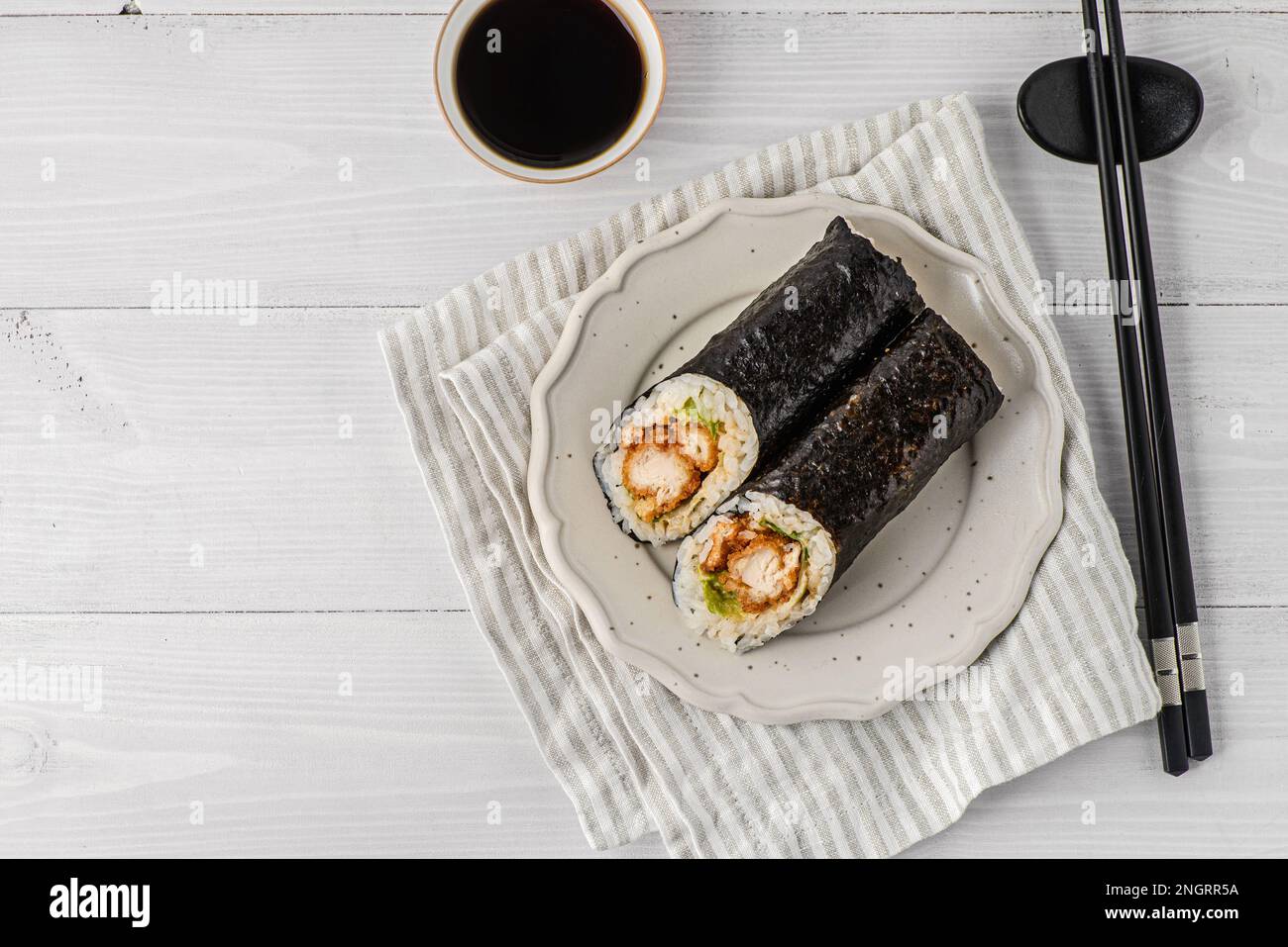 Gemüserollen in Nori-Algen. Neben Sojasoße und Sushi-Stäbchen Stockfoto