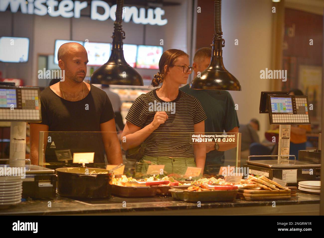 Mittagessen in der Central Festival Food Hall Pattaya Thailand Stockfoto
