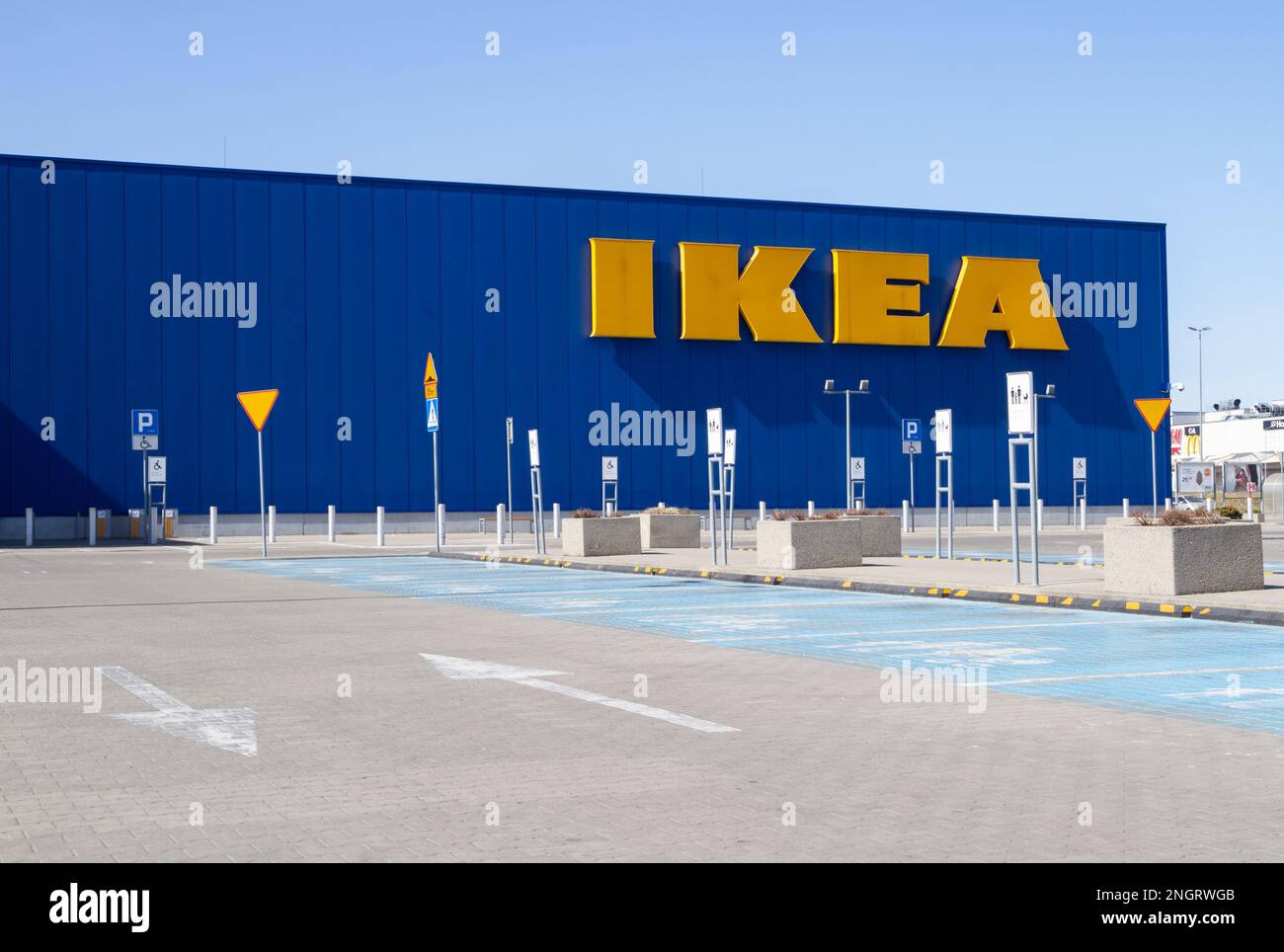 IKEA Store Kraków. Wohneinrichtung Einzelhandel. Außenansicht mit Markenlogo, schwedisches multinationales Firmenlogo in Krakau, Polen. Stockfoto