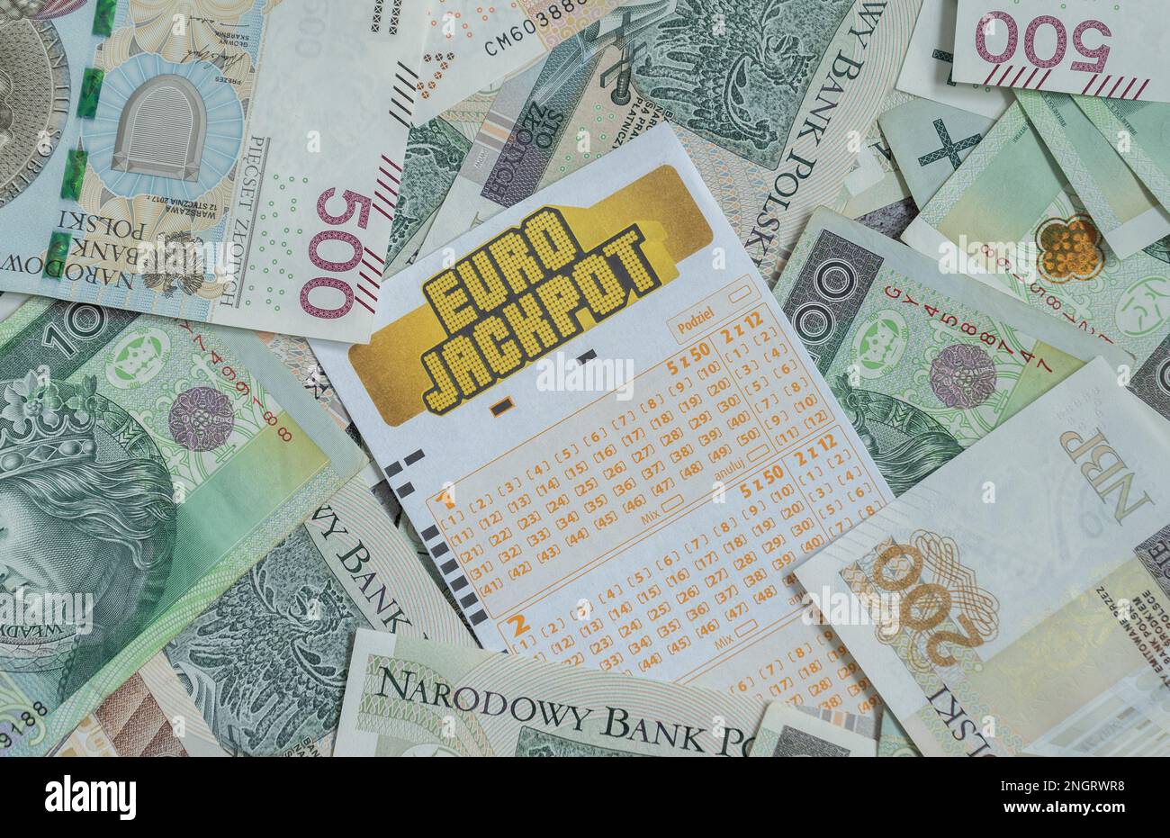Eurojackpot-Lotterieticket und polnisches złoty-Geld, Zloty-PLN-Banknoten. Gutschein für Lotto von Totalizator Sportowy. Stockfoto
