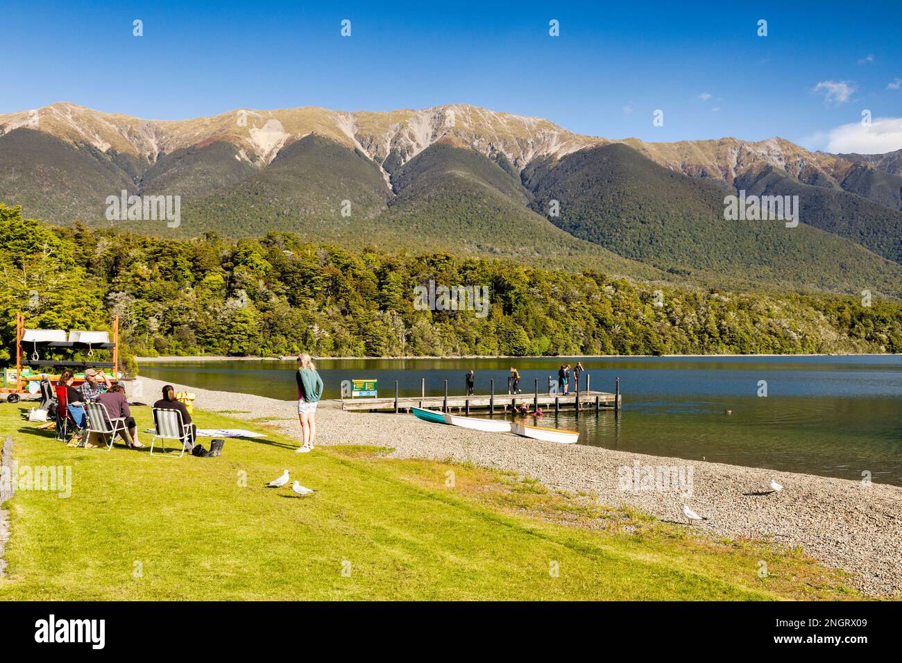 8. Dezember 2022: Lake Rotoiti, Nelson Lakes National Park, Neuseeland - Familien, die sich am Ufer des Lake Rotoiti entspannen, Kinder, die auf dem Pier spielen und Stockfoto