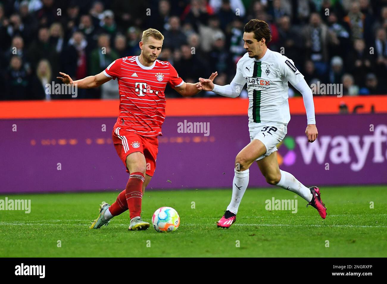MOENCHENGLADBACH - 18. FEBRUAR 2023: Matthijs de Ligt, Florian Neuhaus. Das Fußballspiel Bundesliga Borussia Mönchengladbach gegen Bayern Stockfoto