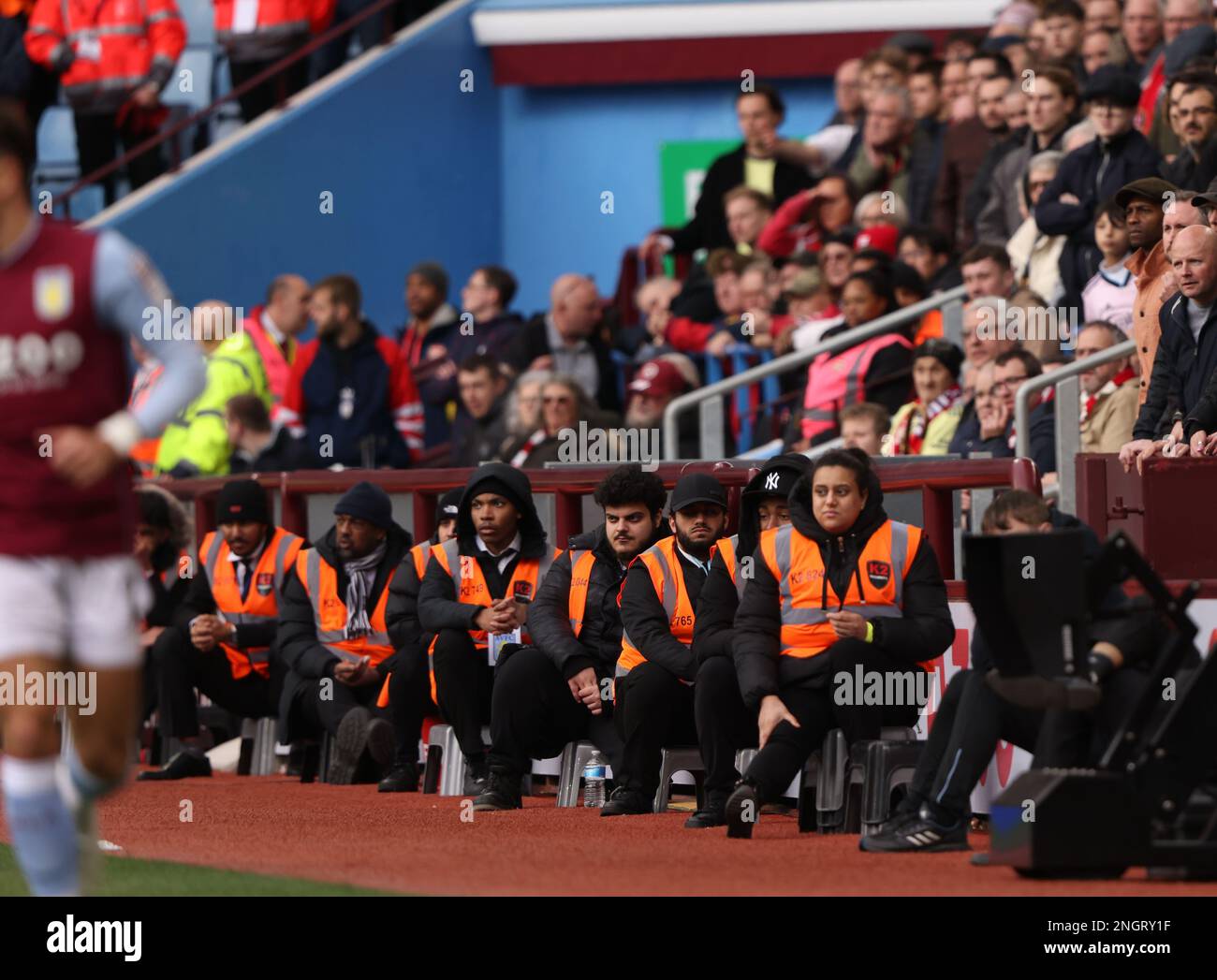 Birmingham, Großbritannien. 18. Februar 2023. Stewards beim Spiel Aston Villa gegen Arsenal EPL, im Villa Park, Birmingham, Großbritannien, am 18. Februar 2023. Kredit: Paul Marriott/Alamy Live News Stockfoto
