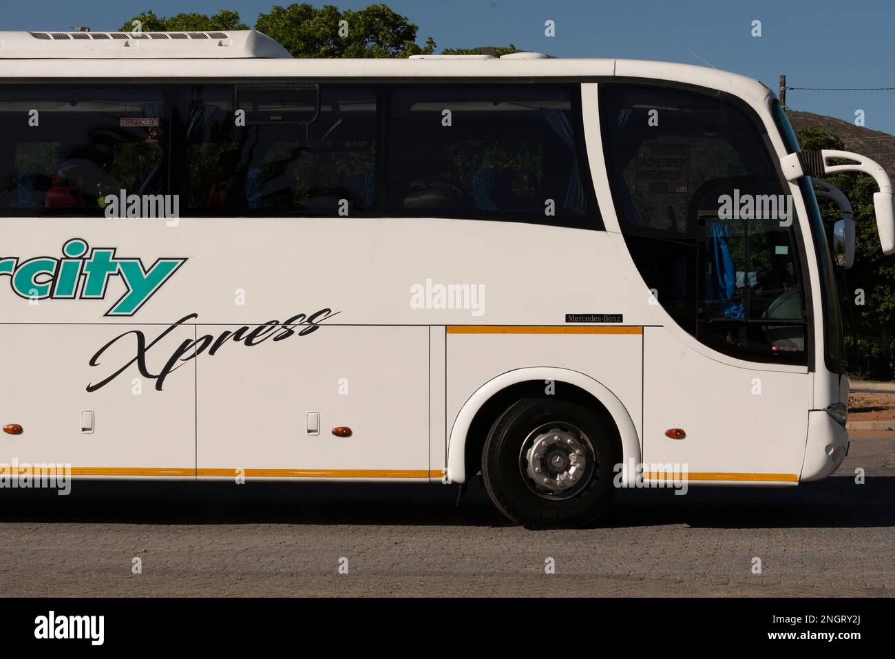 Ashton, Western Carpe, Südafrika. 2023. Fernbus, der am Abholort abfährt. Stockfoto