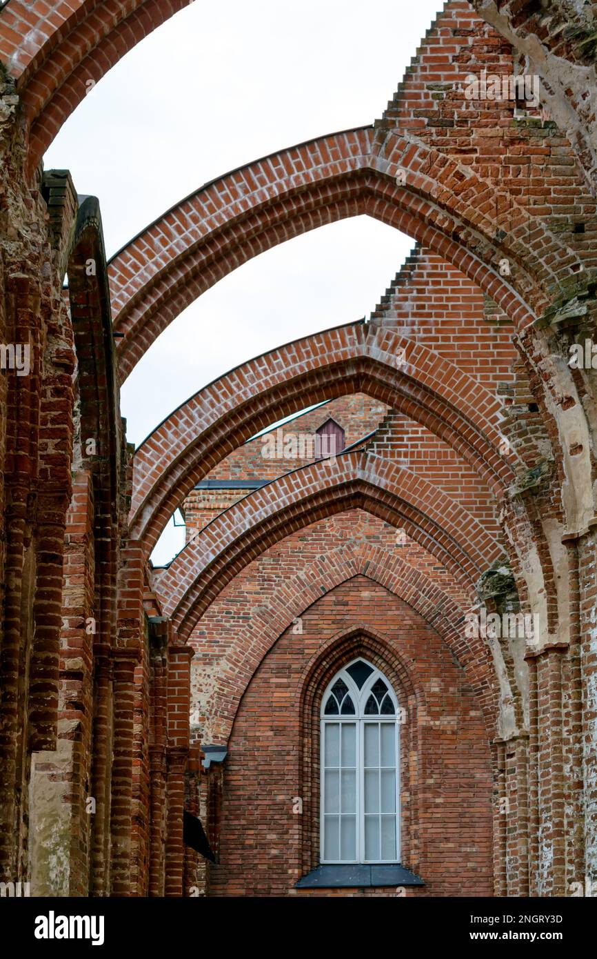 Gewölbte Kuppel einer riesigen gotischen Kuppelkirche in Tartu Stockfoto