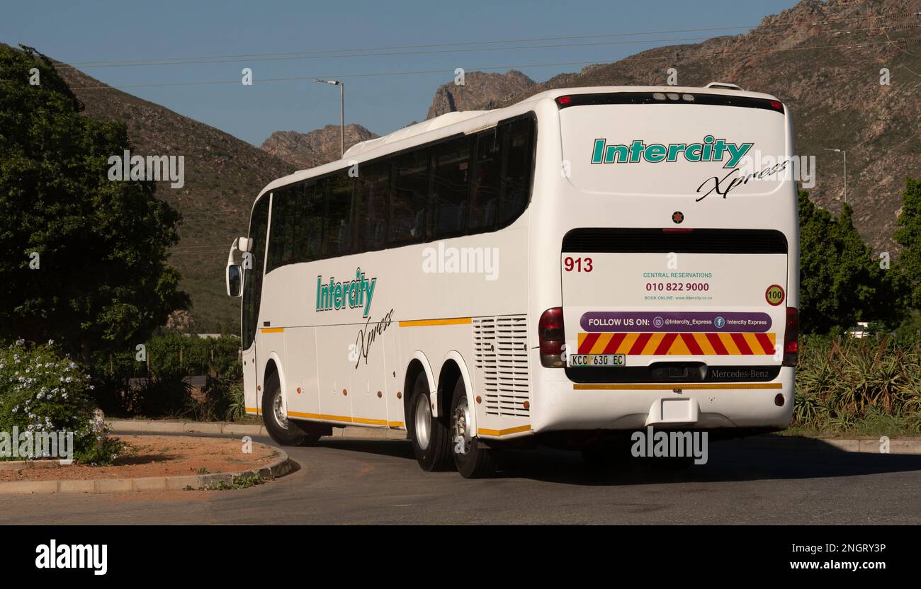 Ashton, Western Carpe, Südafrika. 2023. Fernbus, der am Abholort abfährt. Stockfoto