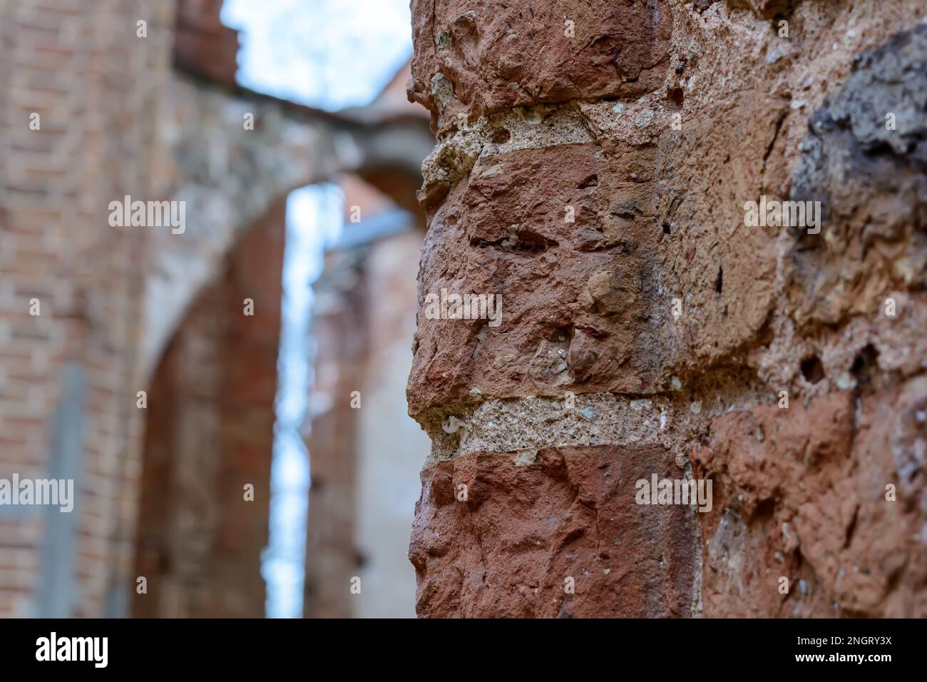 Schließen Sie zu den roten Backsteinruinen der Kathedrale von Tartu Stockfoto