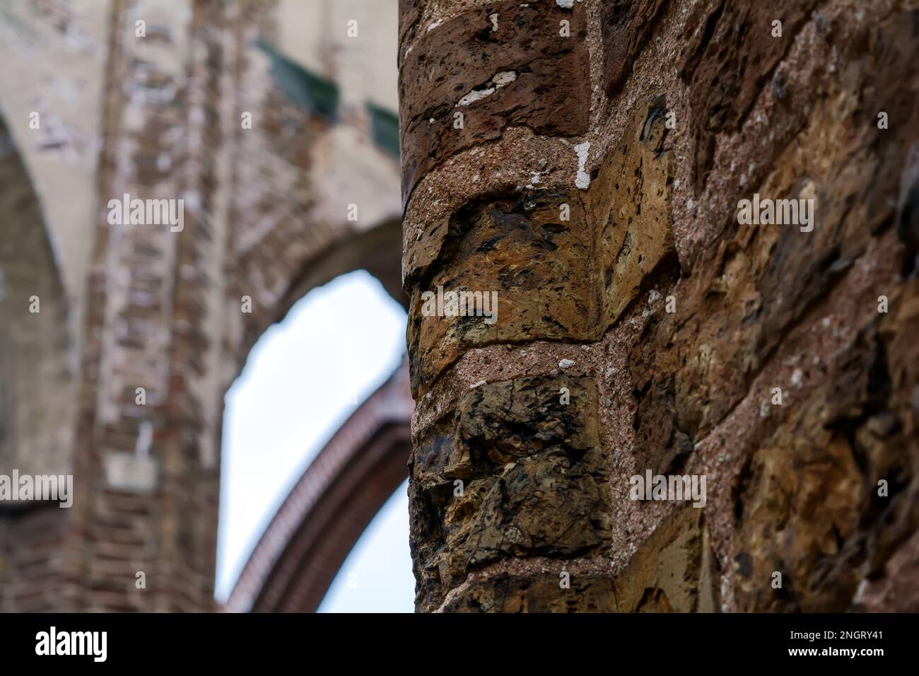 Schließen Sie zu den roten Backsteinruinen der Kathedrale von Tartu Stockfoto