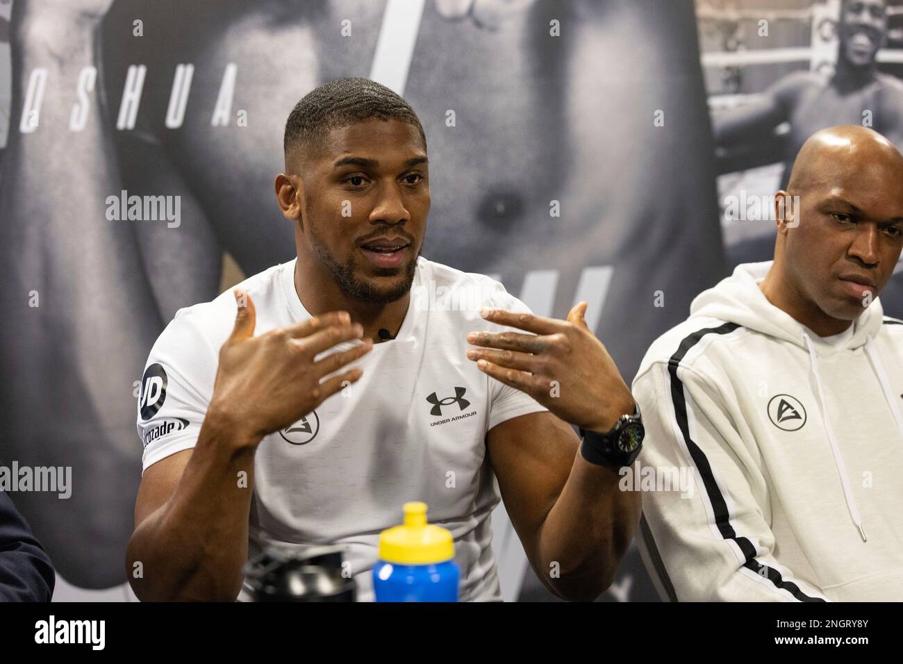 Boxer Anthony Joshua mit Trainer Derrick James, auf einer Pressekonferenz in West London, vor seinem Kampf gegen Jermaine Franklin. Stockfoto