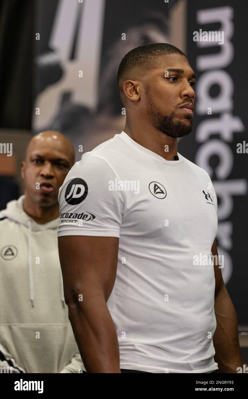 Boxer Anthony Joshua mit Trainer Derrick James, auf einer Pressekonferenz in West London, vor seinem Kampf gegen Jermaine Franklin. Stockfoto