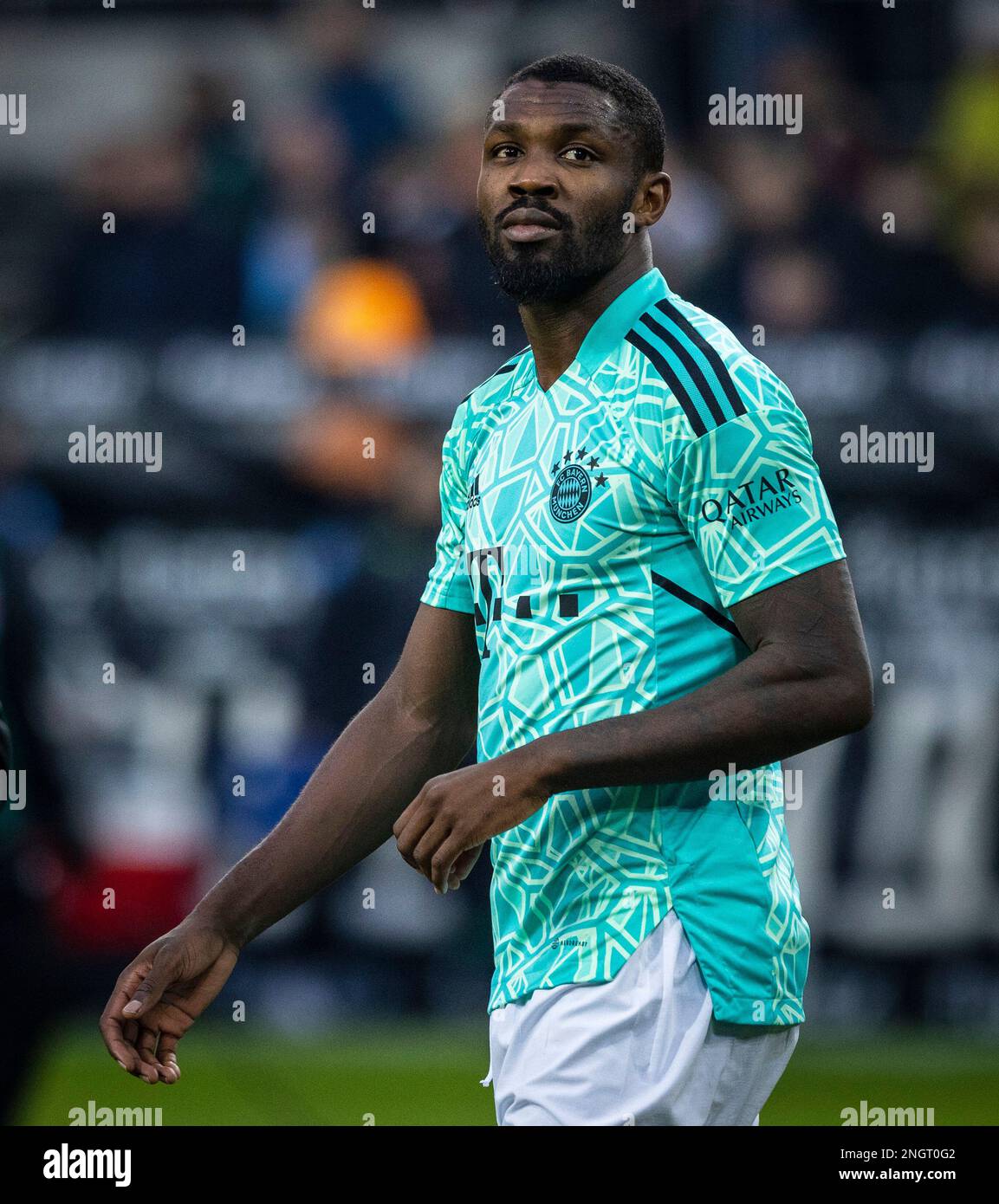 Mönchengladbach, Deutschland. 18. Februar 2023. Marcus Thuram (BMG) im Trikot von Torwart Yann Sommer (München) Borussia Mönchengladbach - Bayern Münche Stockfoto