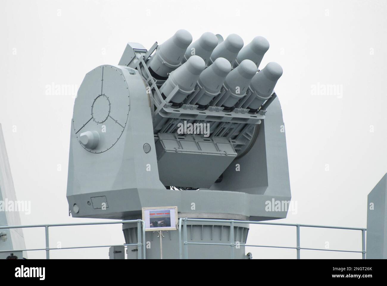 Tokio, Japan - 28. November 2007: Marine der Volksbefreiungsarmee HQ-7 Kurzstreckenflugkörper auf PLÄNEN Shenzhen (DDG-167). Stockfoto