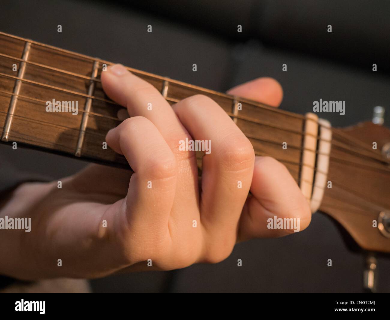 Üben Sie das Spielen der Akustikgitarre. Hände spielen Gitarre und Akkordpicken. Stockfoto