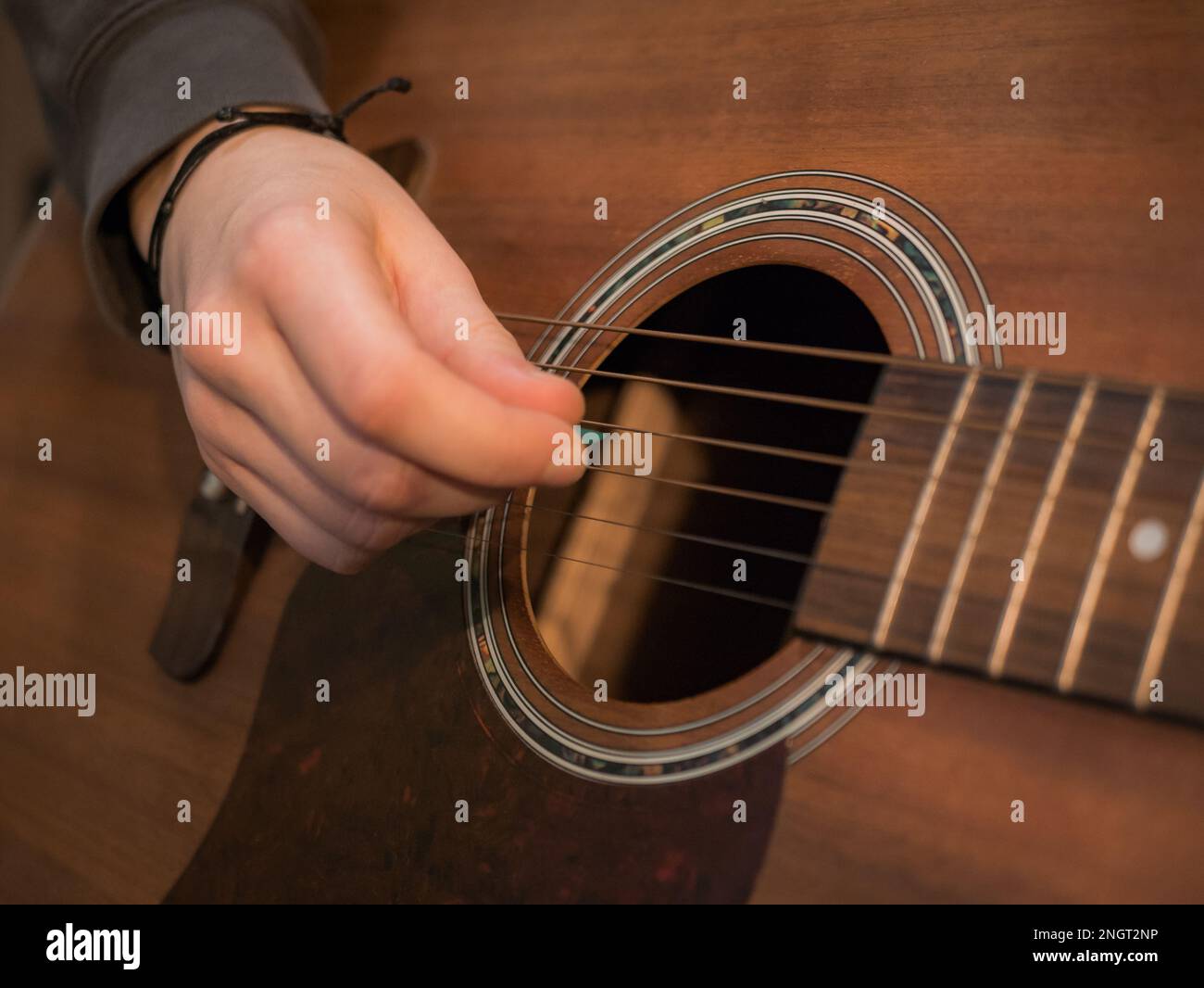 Üben Sie das Spielen der Akustikgitarre. Hände spielen Gitarre und Akkordpicken. Stockfoto