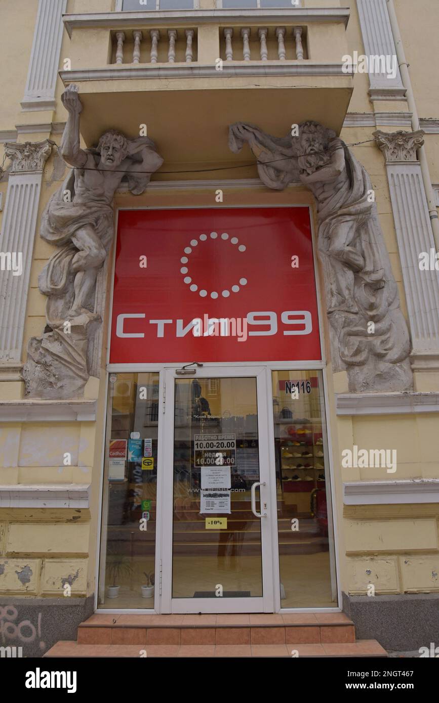 Kunstvoll verzierte griechische klassische Skulpturen auf dem Vorplatz der Schuhkette Stil99 (Stil 99) in Sofia, Bulgarien Stockfoto